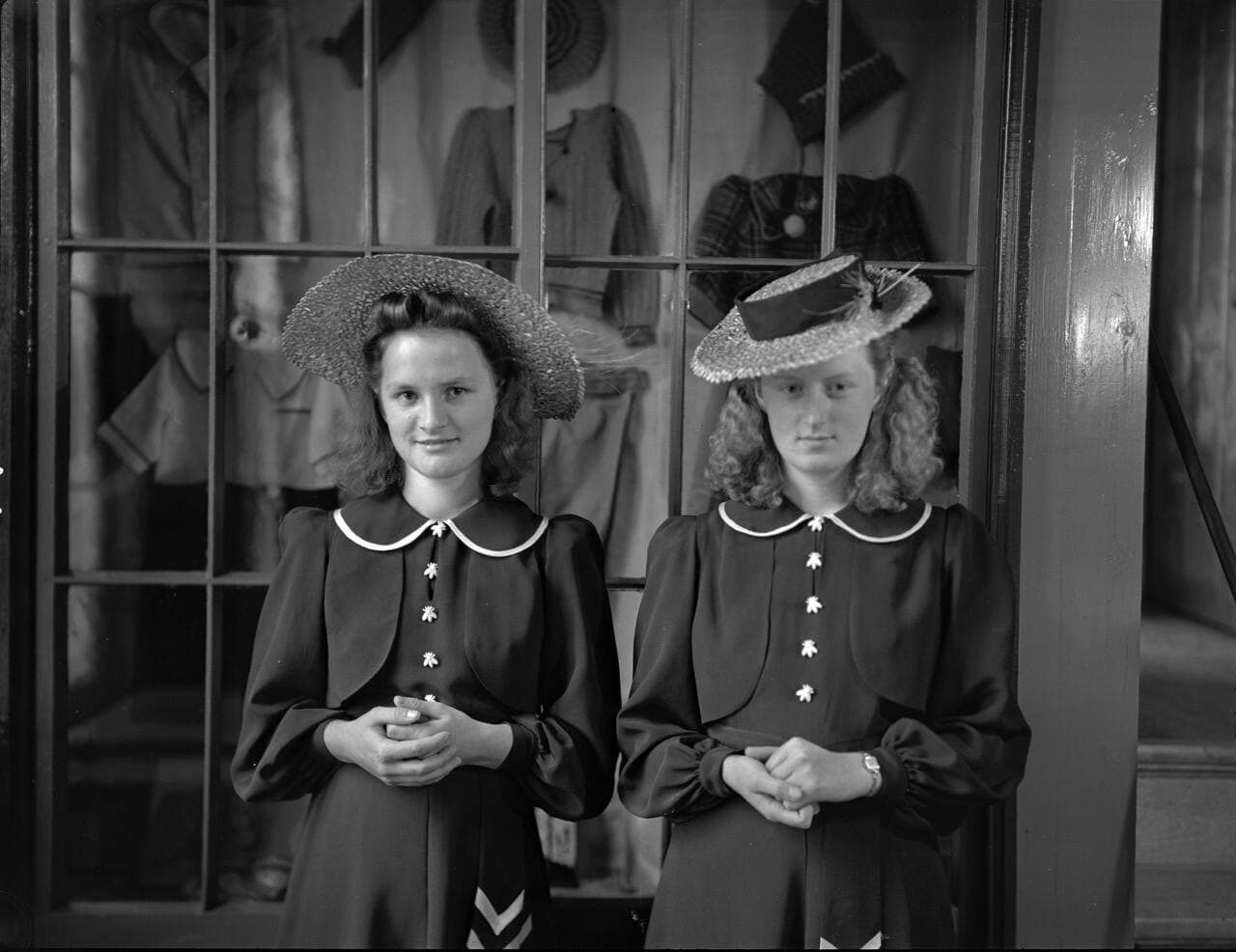 Deux élèves finissantes de l’école ménagère Brousseau à Saint-Damien, comté de Bellechasse, 1942. Archives nationales à Québec (E6, S7, SS1, P9703). Photo: Paul Carpentier.