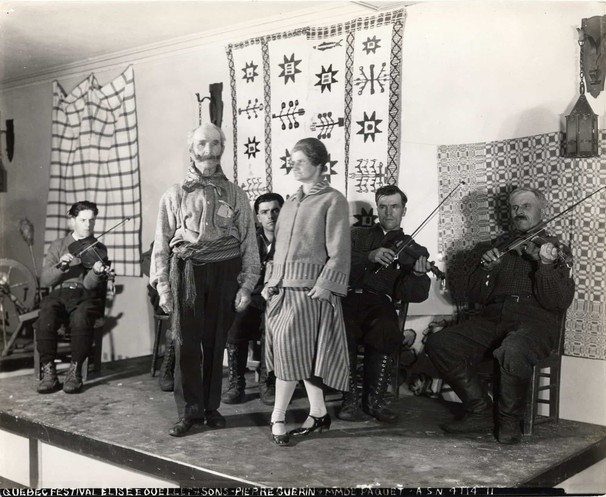 Élisée Ouellet et ses fils au violon, et Pierre Guérin et Victoria Paquet à la gigue, mai 1928.