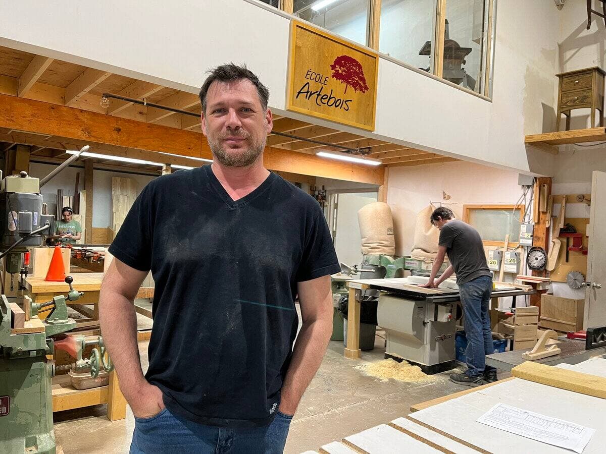 L’ébéniste Christian Faucher a reçu le mandat de restaurer plusieurs pièces de vieux mobilier de l’Assemblée nationale.