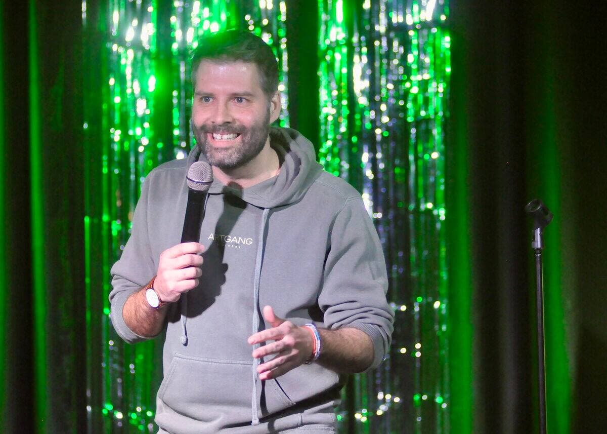 P-O Bertrand en action au Blaxton, sur l’avenue Cartier, le 12 mars. Pharmacien, il participe à des soirées d’humour pour le plaisir.