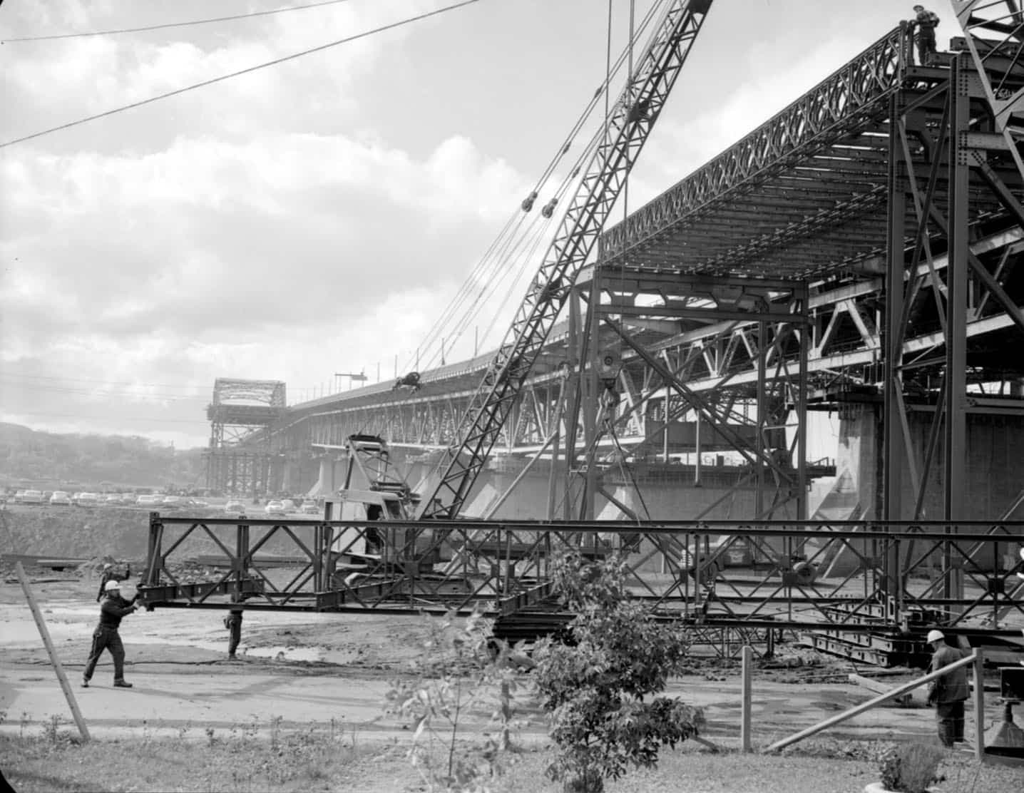 Construction du pont Champlain, à Montréal, vers 1960. Archives nationales à Montréal (E6, S7, SS1, P215270).