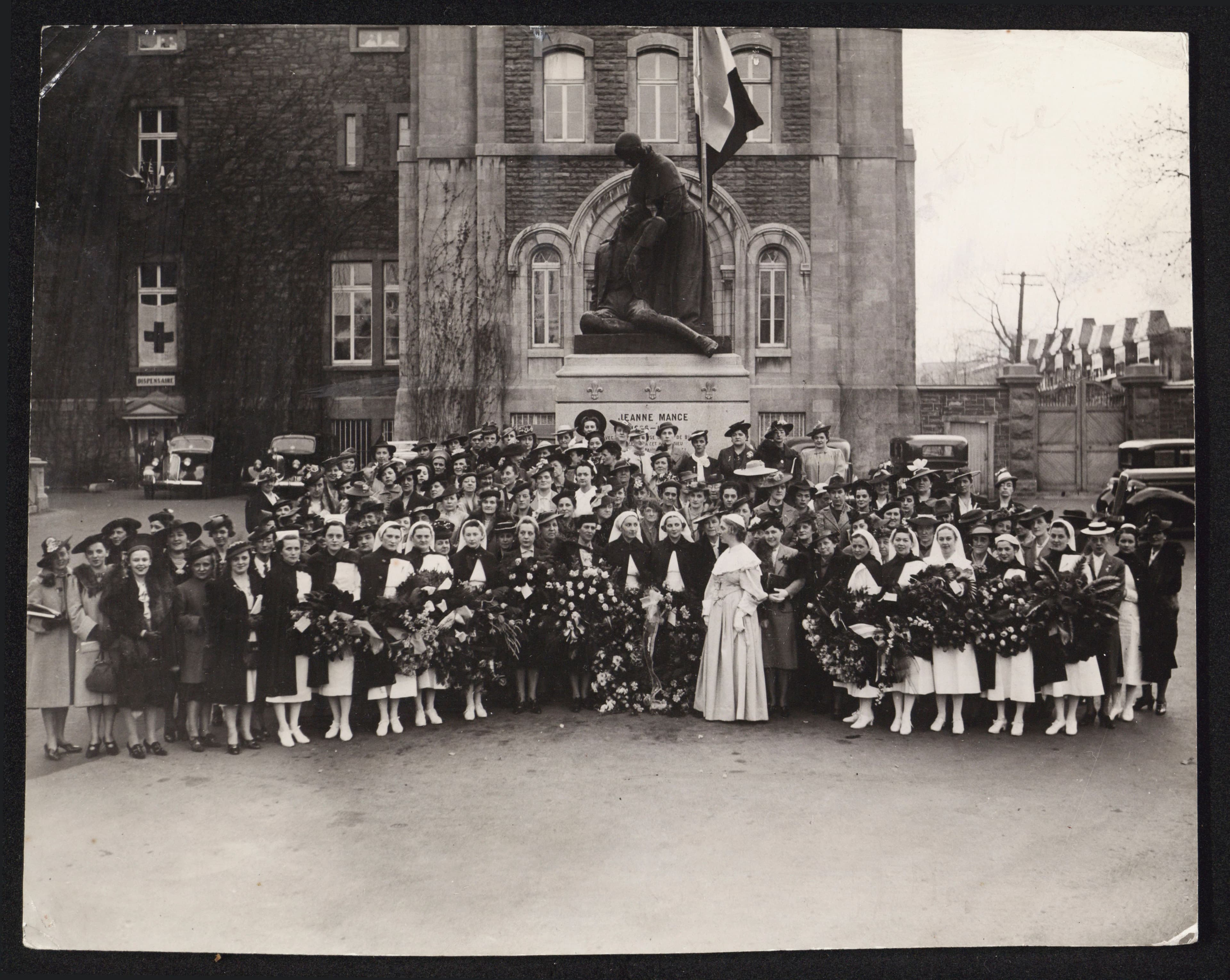Marie-Claire Daveluy avec des membres et amies de l’Association des gardes-malades de l’Hôtel-Dieu, devant le monument dédié à Jeanne-Mance, en 18 mai 1939
