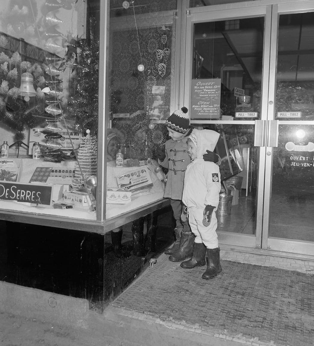 Des enfants regardent la vitrine d’un magasin Omer de Serres, le 24 décembre 1967.