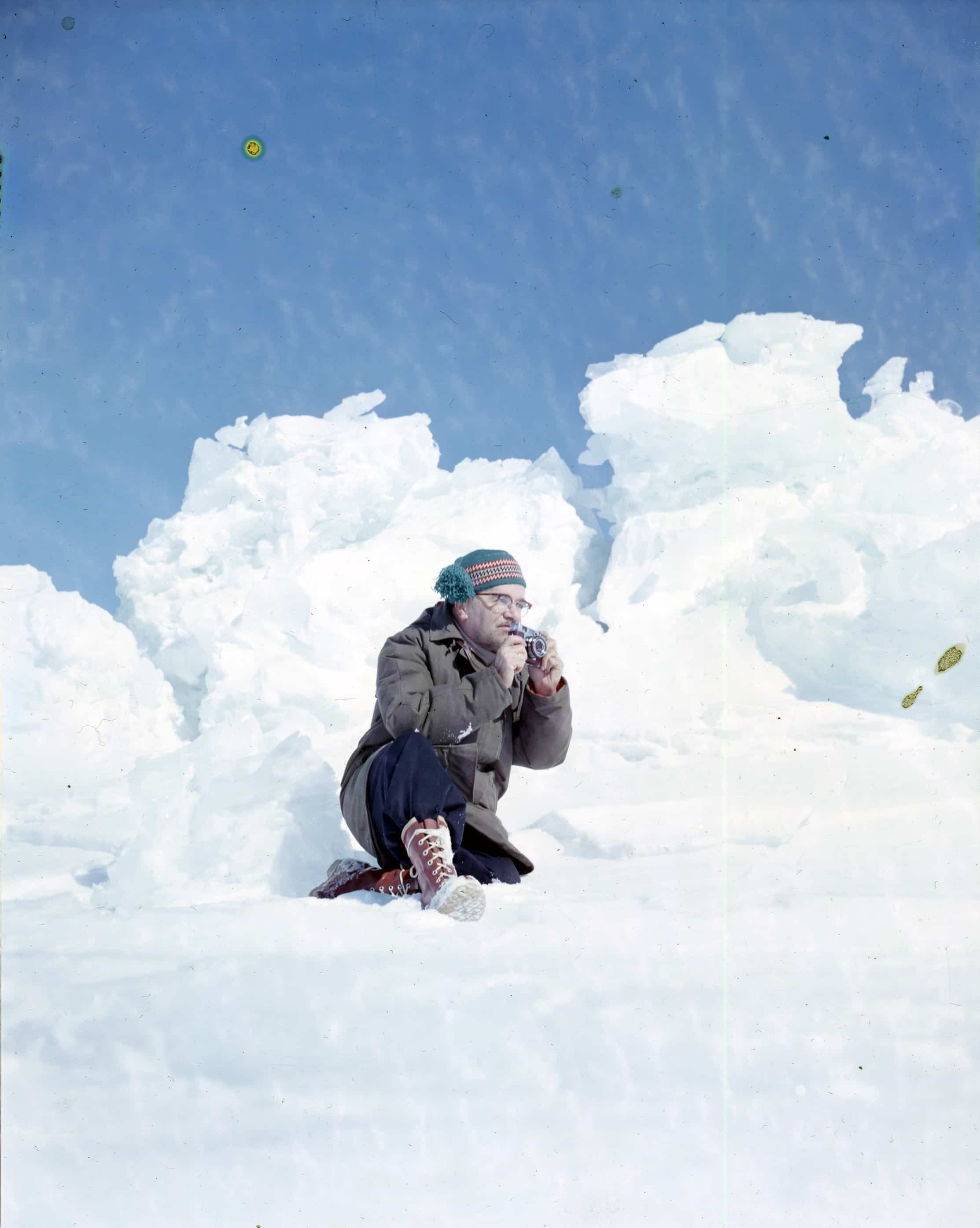 Armour Landry en train de photographier en hiver, vers 1967.