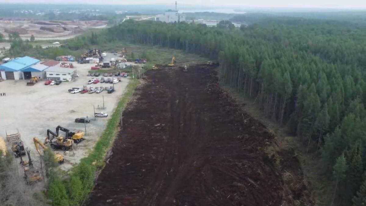 Une gigantesque tranchée coupe-feu à Senneterre: aucun effort n’est ménagé pour protéger Senneterre, en Abitibi-Témiscamingue, des incendies de forêt qui se font menaçants. Le 8 juin 2023. Captures d’écran TVA Nouvelles.