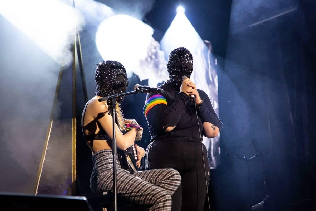 Pomme et Safia Nolin lors d'un concert des Francofolies en 2019.