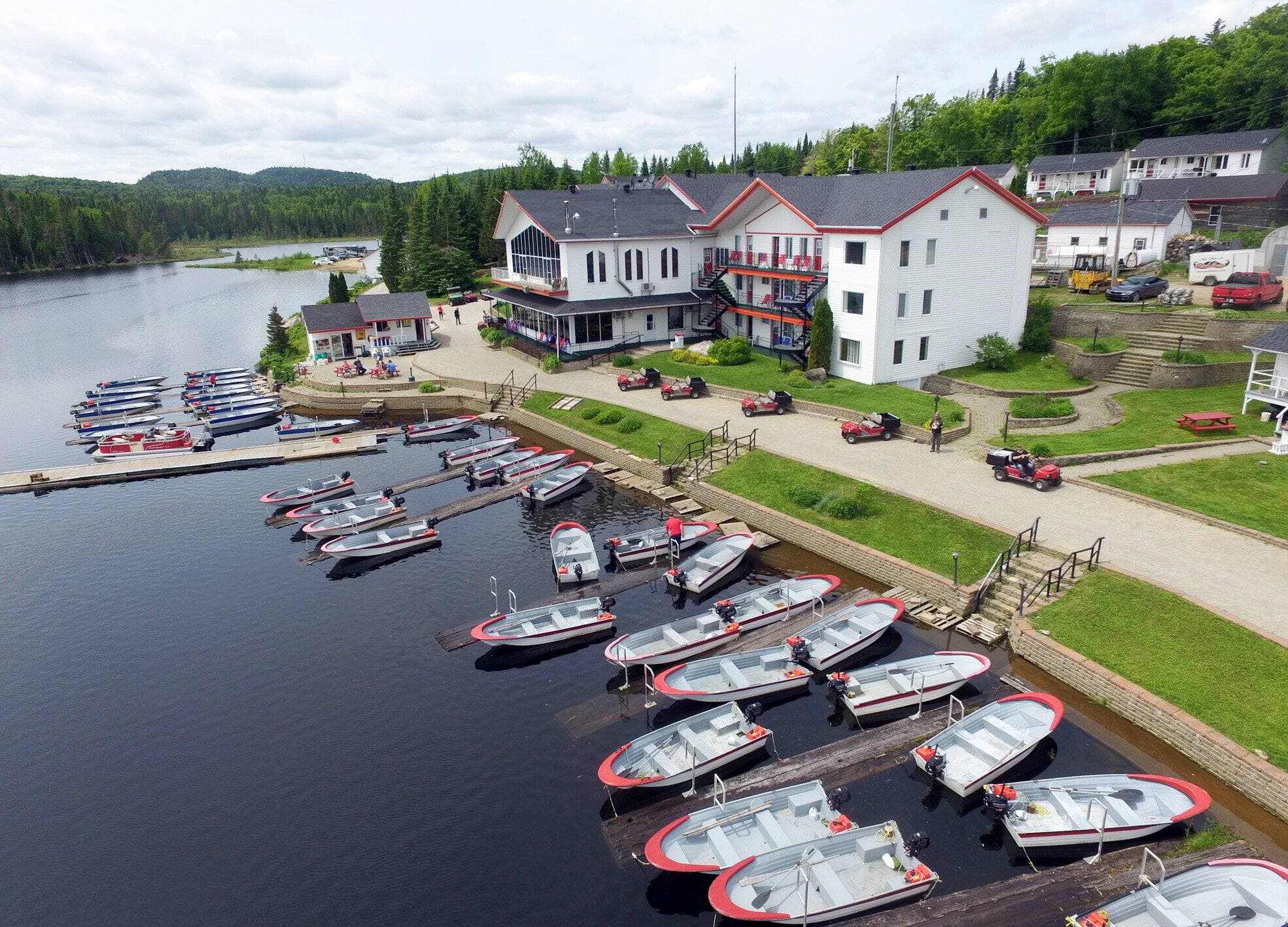 Cette image du site principal de la pourvoirie, avec l’auberge au centre, vous donne une idée des installations mises à la disposition des pêcheurs.