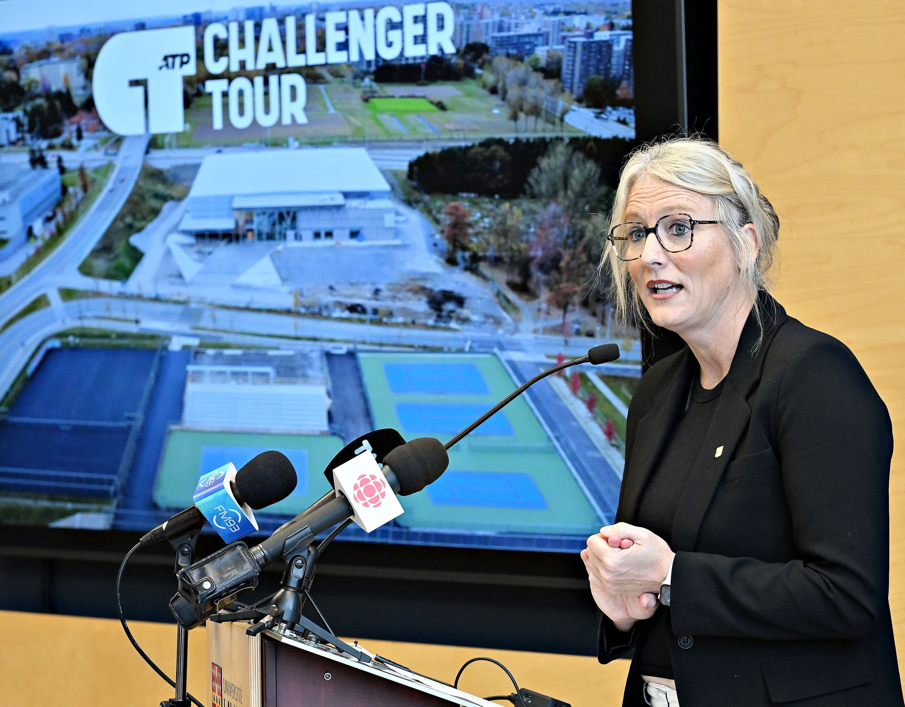 Julie Dionne, la directrice du Service des activités sportives de l’Université Laval, mardi, lors de la conférence de presse annonçant la tenue d’un tournoi Challenger 125 à Québec