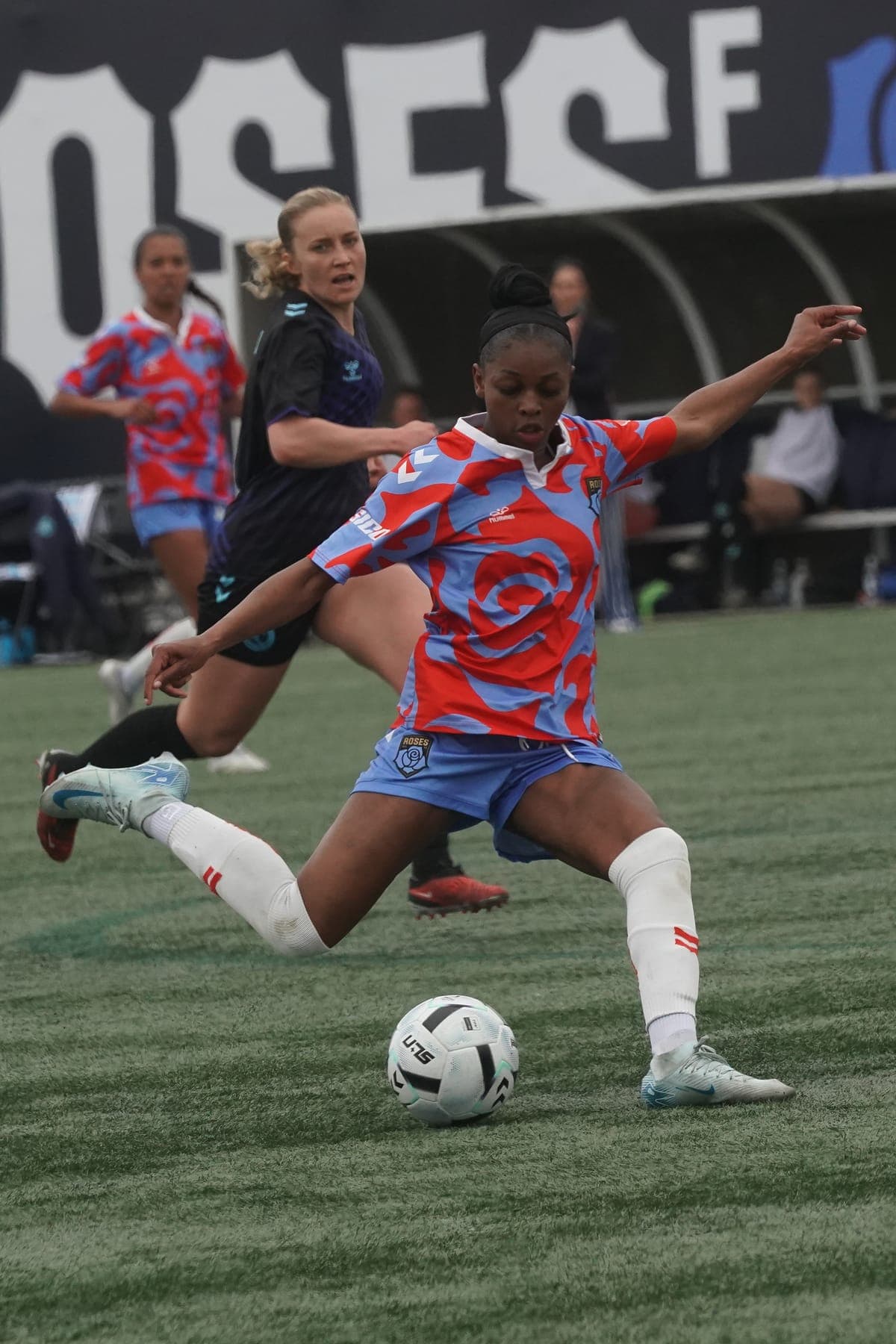 Latifah Abdu s’élance pour marquer le premier but des Roses, le 3 mai, contre le Rapide d’Ottawa, au stade Boréale, à Laval.