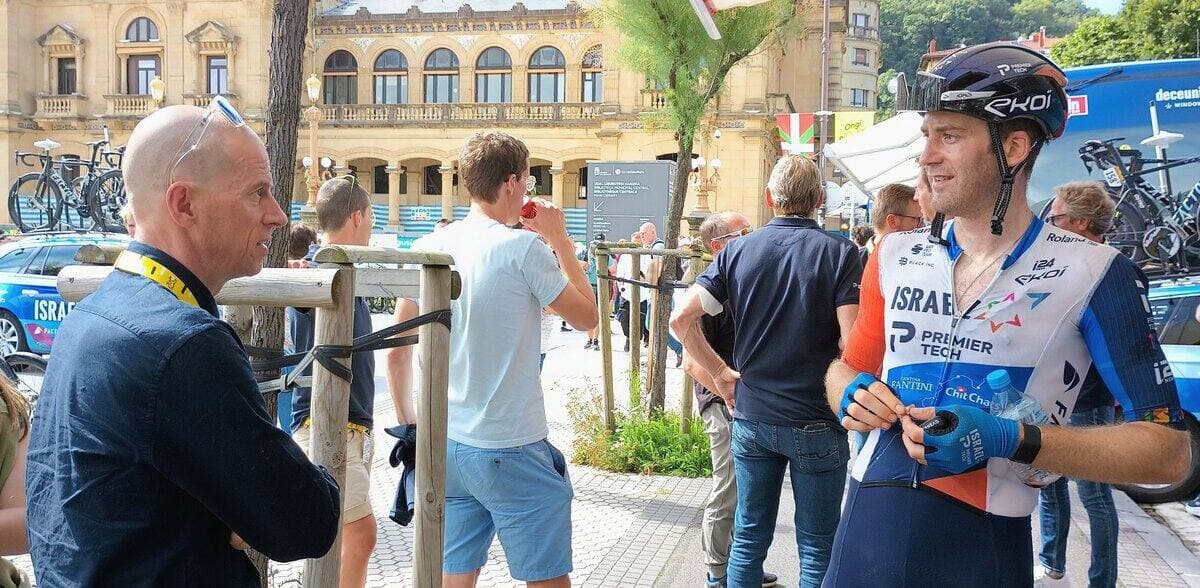 Hugo Houle discute avec le patron de Premier Tech, Jean Bélanger, après l'arrivée de la 2e étape à Saint-Sébastien. 2 juillet 2023