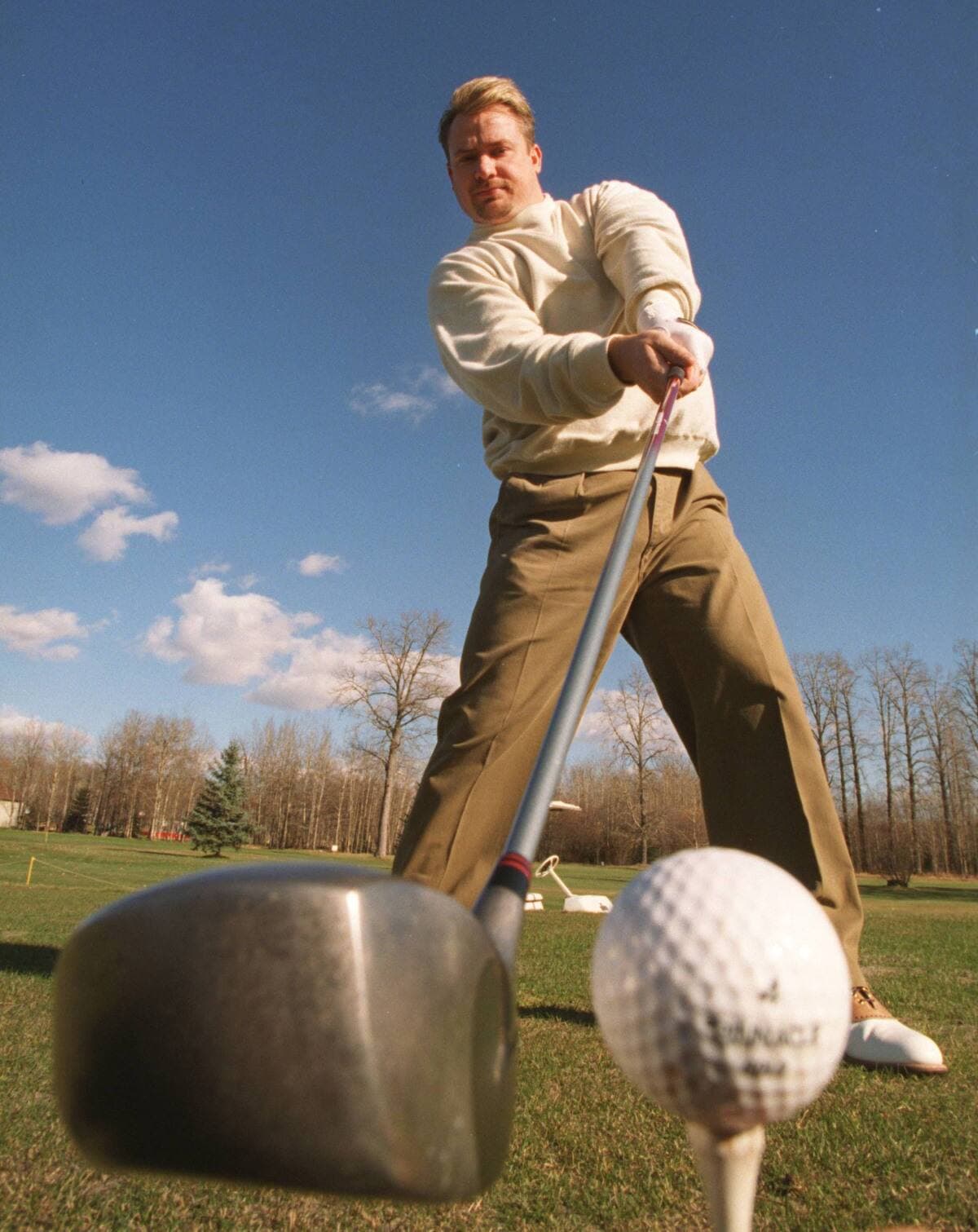 Avec un équipement moins performant dans les années 1990 et au début des années 2000, le champion du monde, le Canadien Jason Zuback, réussissait à claquer sa balle à 400 verges.