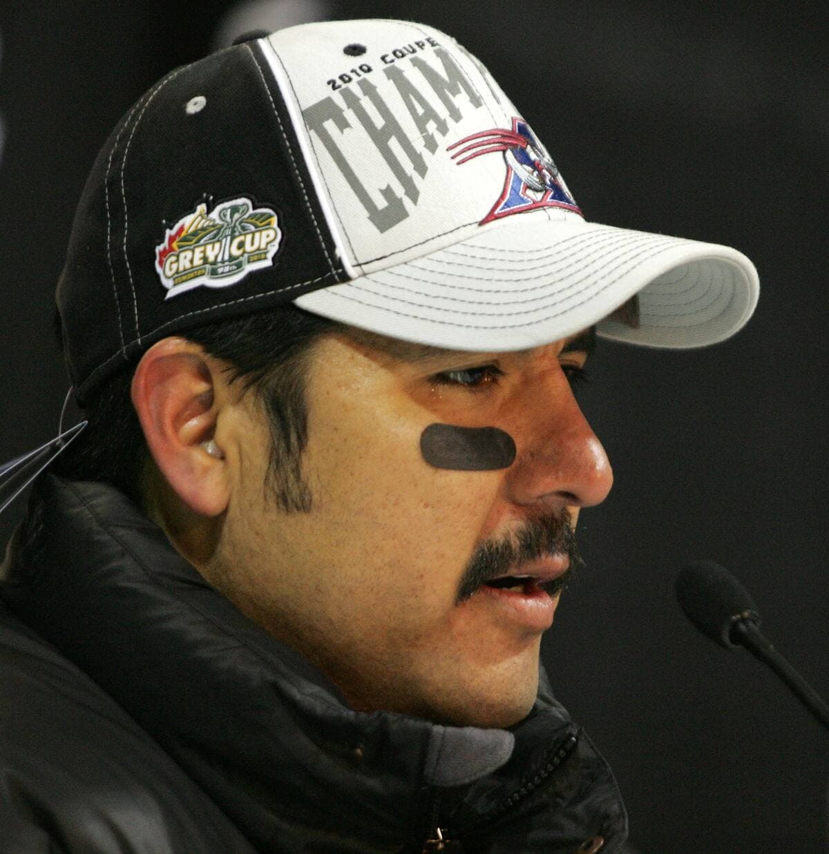 Le quart-arrière des Alouettes de Montréal, Anthony Calvillo, devient ému lorsqu'il parle aux médias d'une opération à la thyroïde à venir après que les Alouettes ont remporté la 98e Coupe Grey contre les Roughriders de la Saskatchewan tenue au Commonwealth Stadium à Edmonton le dimanche 28 novembre 2010.