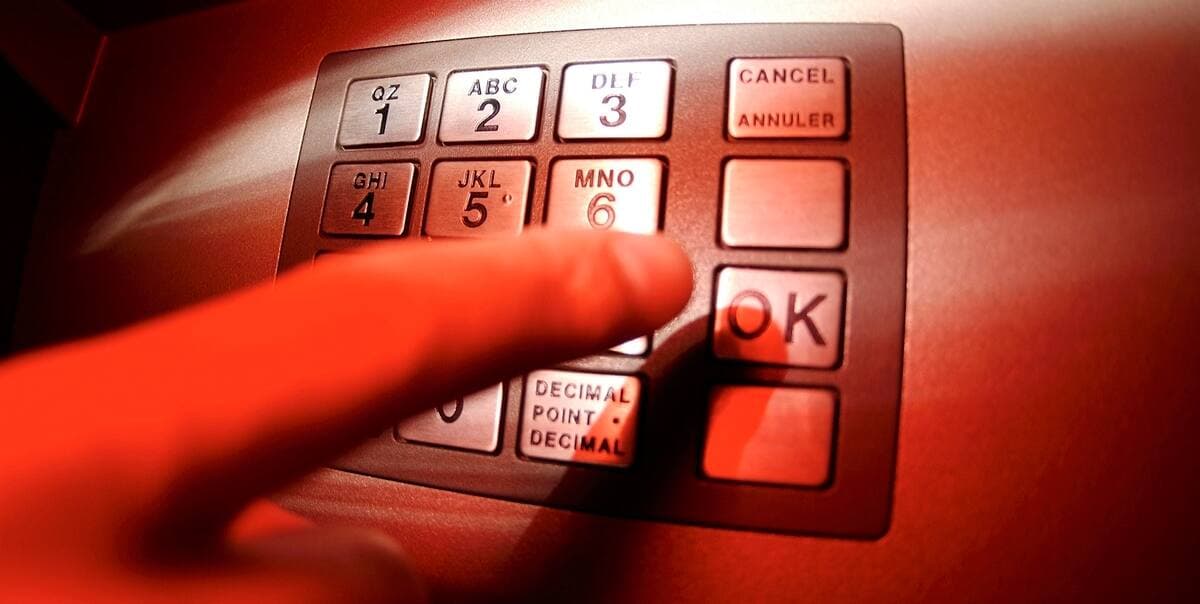 Carl René Woody faisait partie d'un stratagème qui consistait à vider les cartes bancaires d'aînés fraudés.