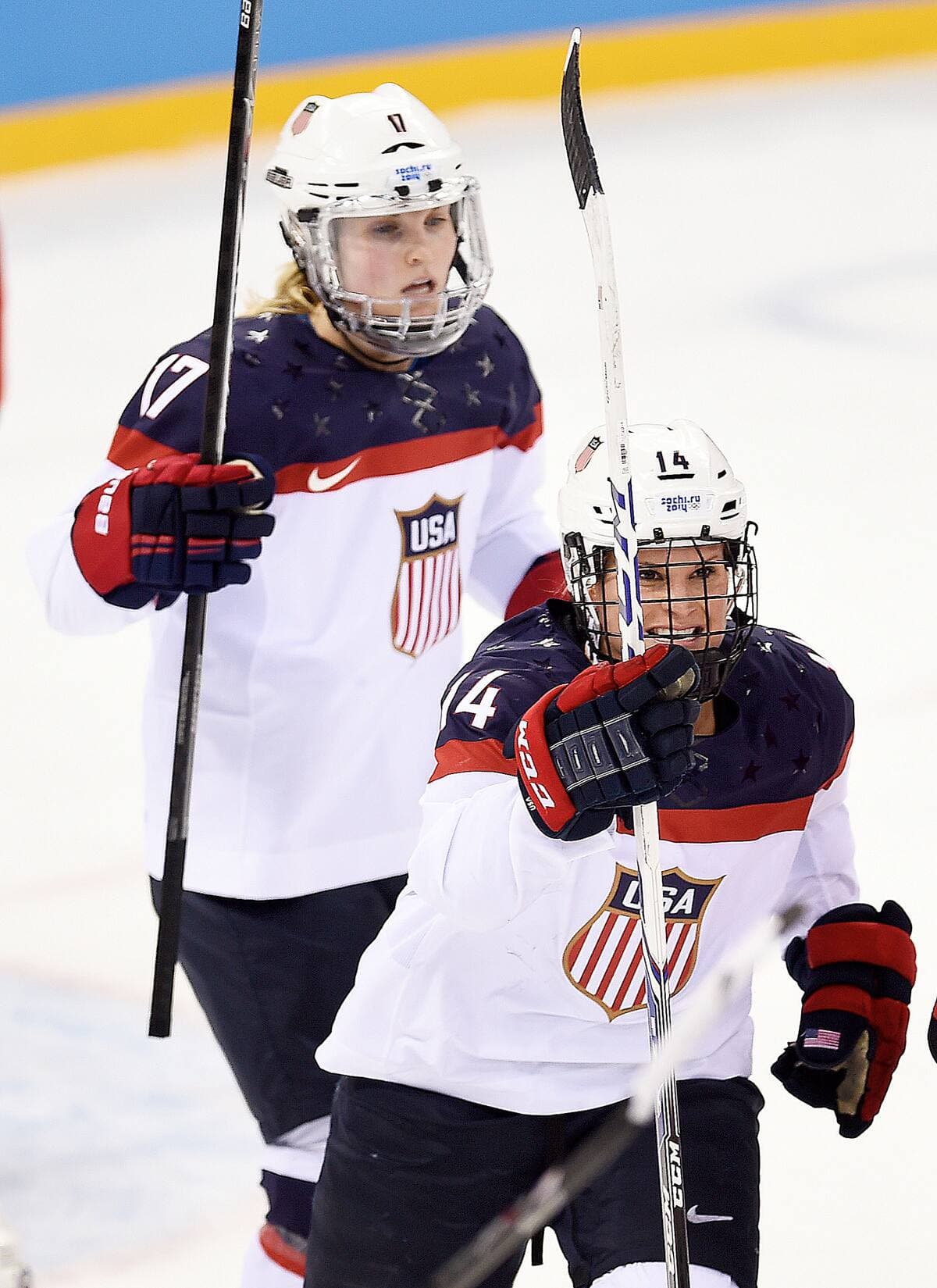 Jocelyne Lamoureux (numéro 17) et Brianna Decker (numéro 14) lors deux Jeux olympiques de Sotchi en 2014.