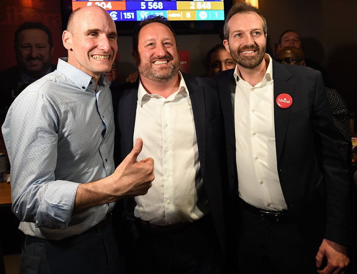 Steeve Lavoie entouré par ses collègues Jean-Yves Duclos (à gauche) de Québec-Centre et Joël Lightbound (à droite) de Louis-Hébert. On les voit lors de la soirée électorale du 28 avril.