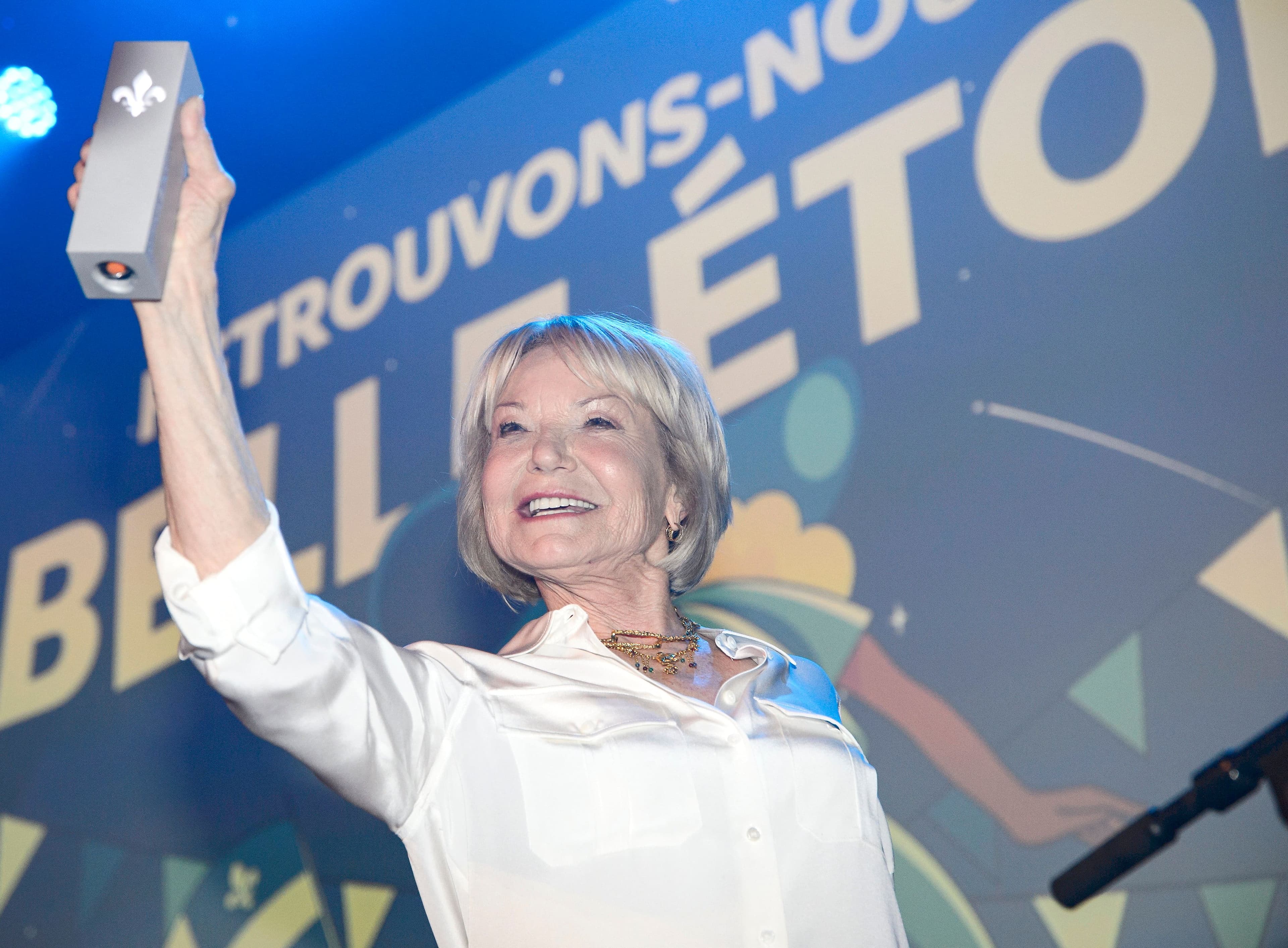 Marjo montre le prix Artisan qu'elle a reçu jeudi après-midi.