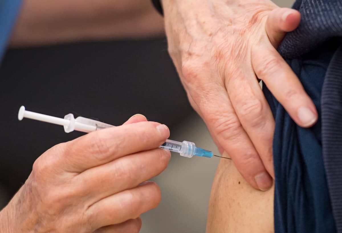 Début de la vaccination des enfants âgés de 5 à 11 ans pour la première dose contre la COVID-19 au Palais des congrès de Montréal, à Montréal, le mercredi 24 novembre 2021. Sur cette photo: Émilia Huy (5 ans) se fait vacciner accompagnée de son père Sébastien Huy.
JOEL LEMAY/AGENCE QMI