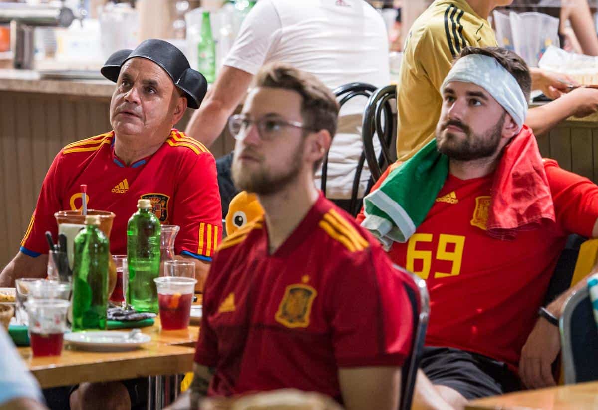 Victor-Manuel Rodriguez et son fils Victor regardent le match au Club Espagnol.
