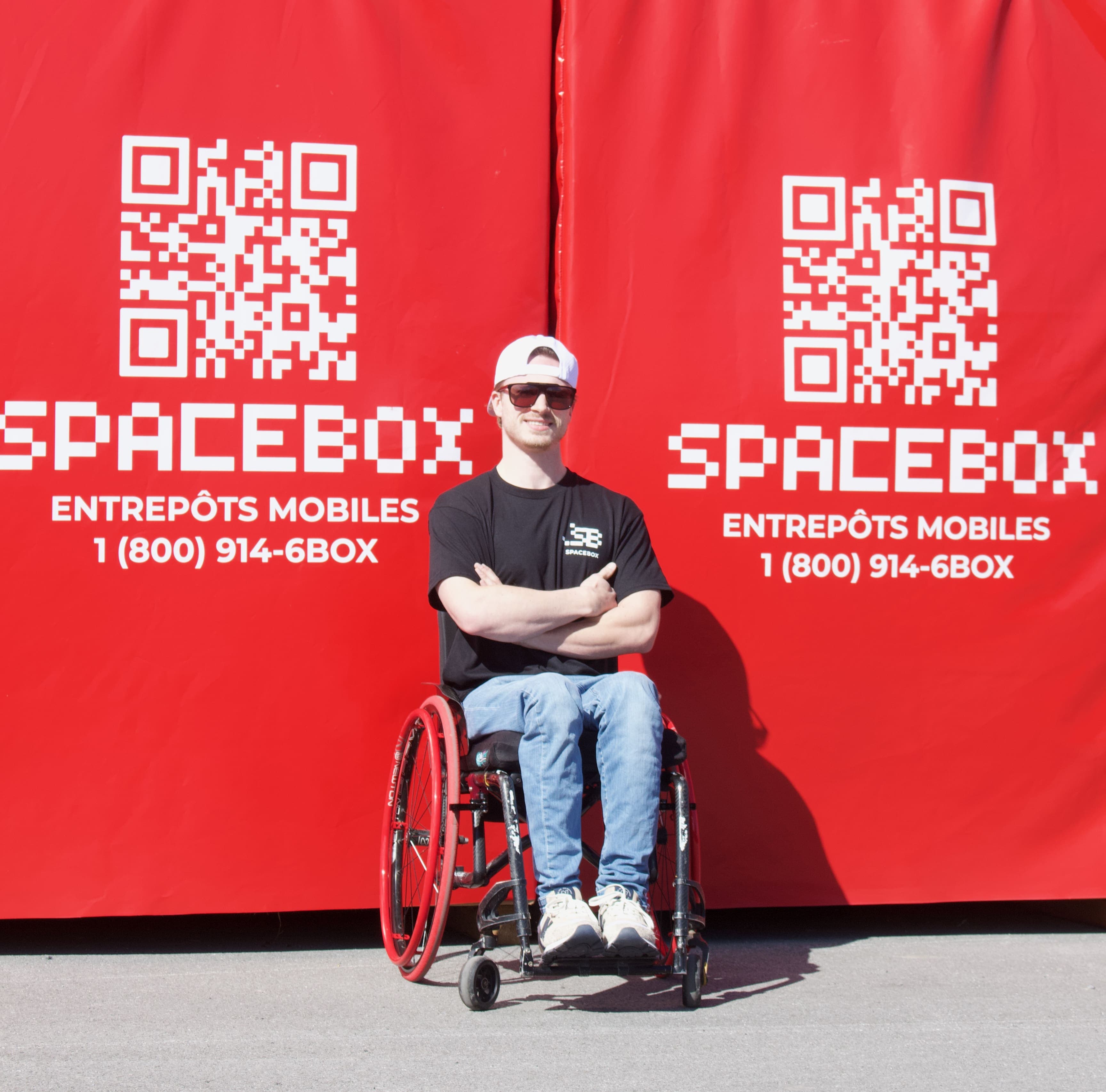 Jordan Boulay devant ses boîtes de rangement Spacebox.