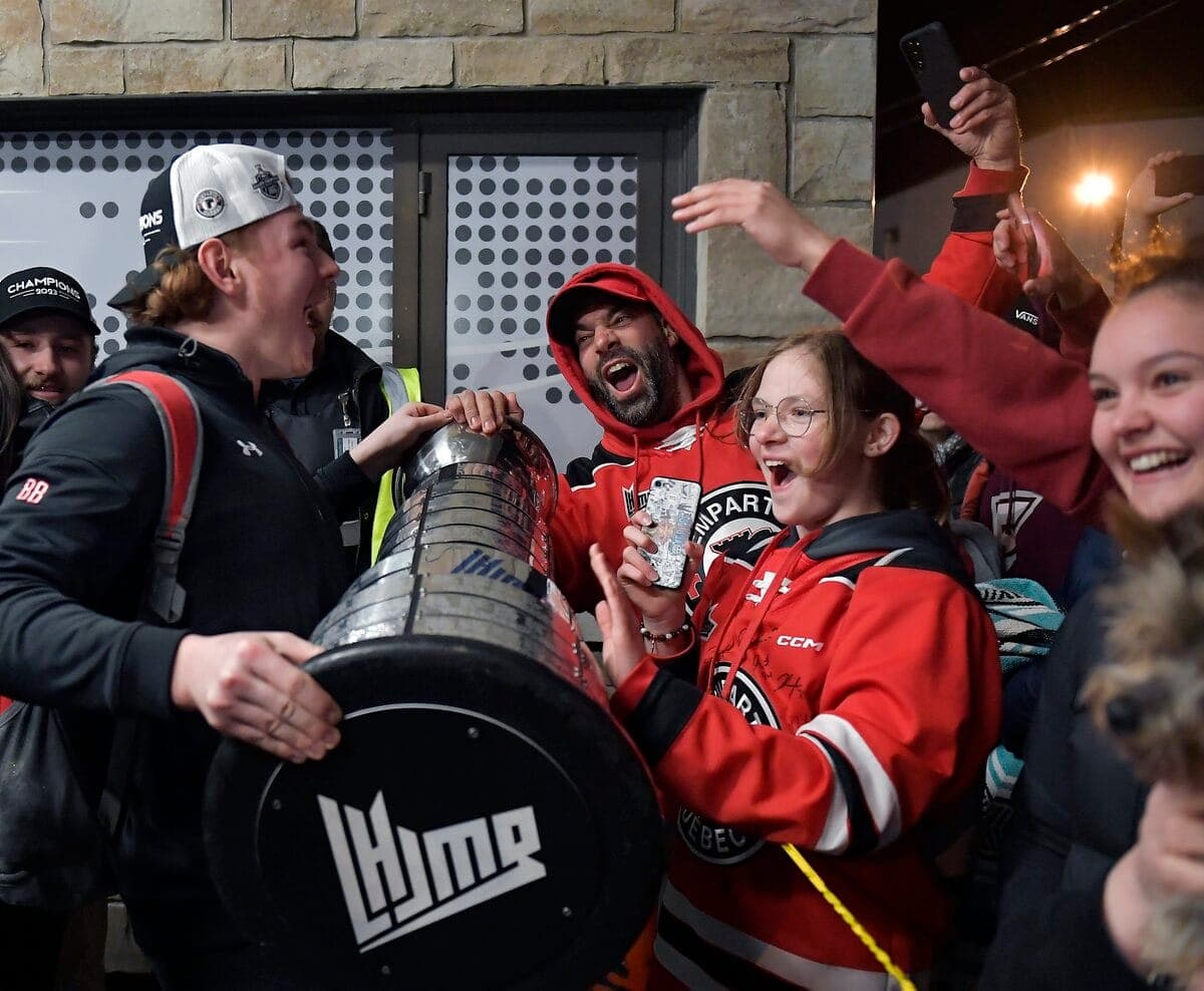 Les joueurs des Remparts ont été acclamés par des centaines de fans à leur arrivée à l'aéroport de Québec, dimanche, après leur victoire contre les Mooseheads de Halifax en finale de la LHJMQ.