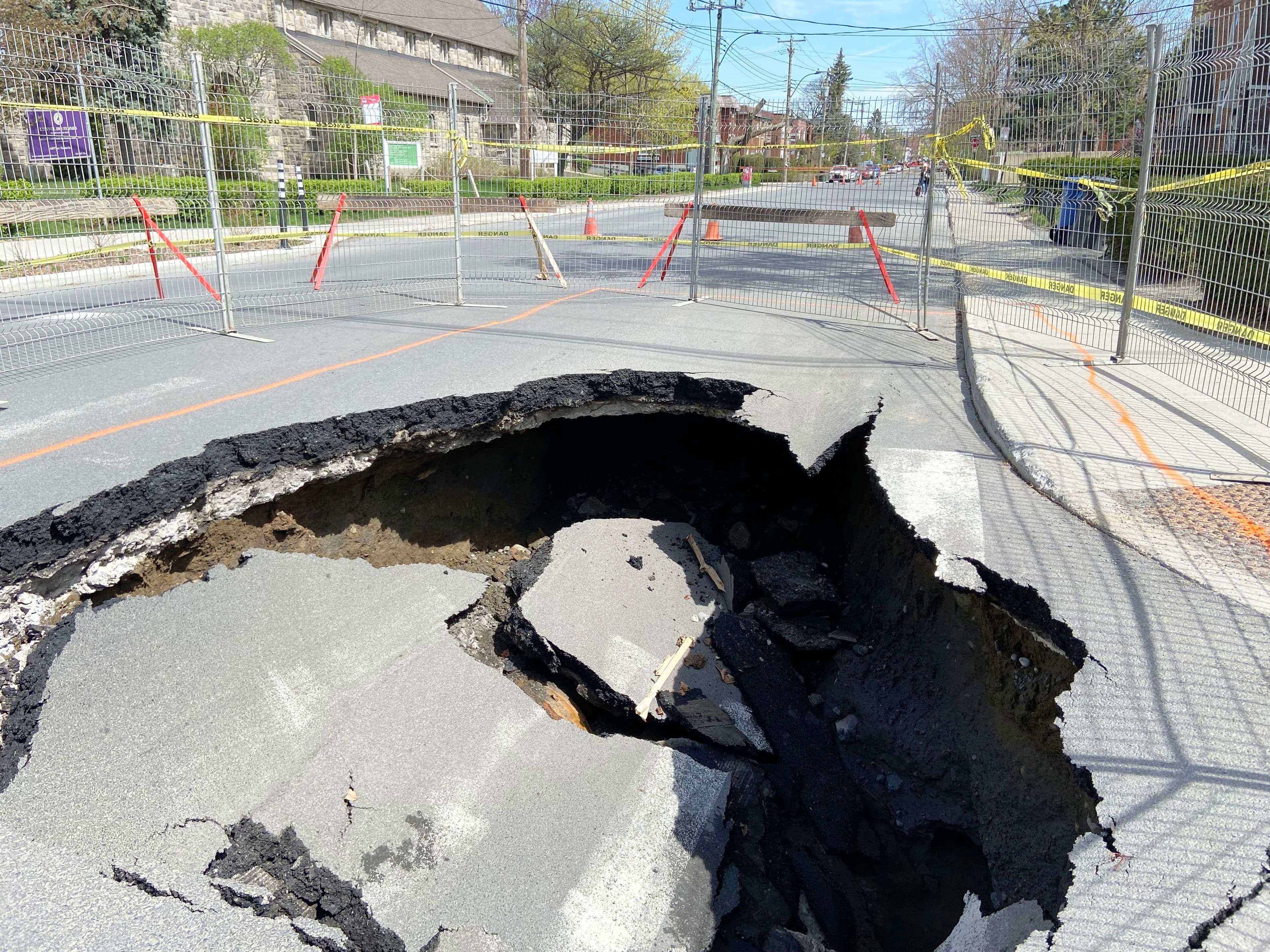 La chaussée s’est affaissée, formant un cratère de la taille d’une voiture à l’angle de la rue Mariette et de l’avenue Somerled, dans l’arrondissement de Côte-des-Neiges–Notre-Dame-de-Grâce, à Montréal.