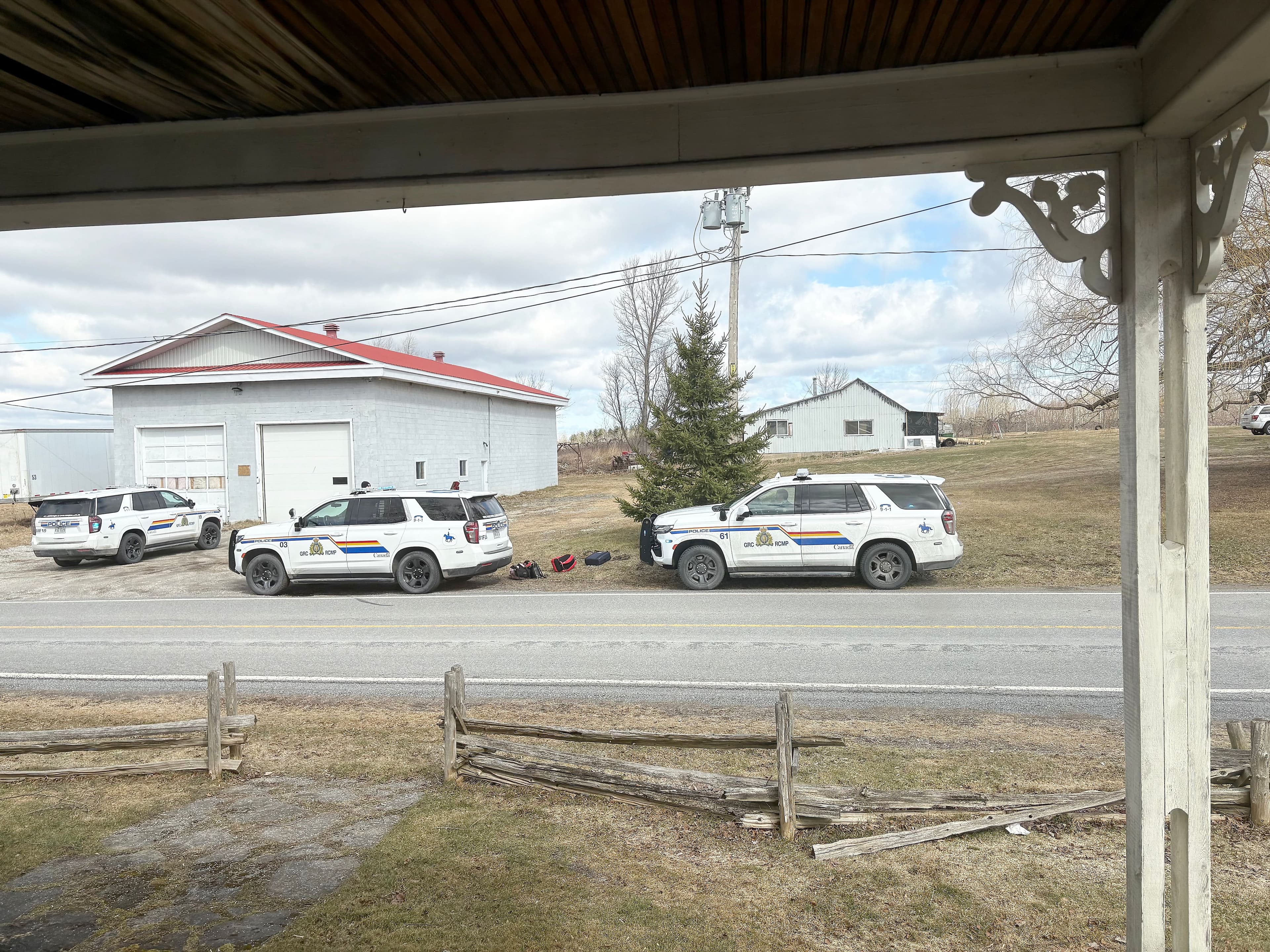 Des véhicules de la GRC dans la municipalité d'Hemmingford le 1er avril pour procédéer à l'arrestation de six personnes ayant traversé illégalement la frontière.