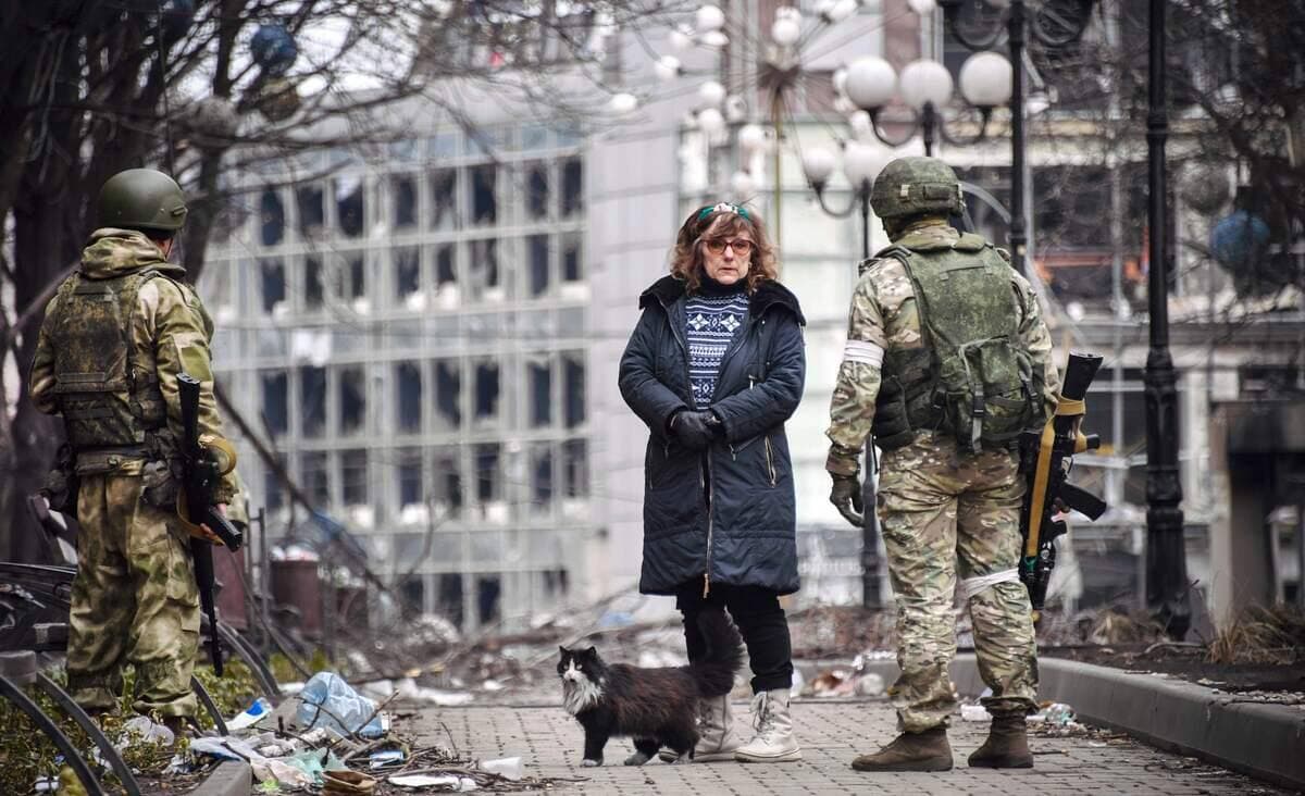 Des soldats russes au centre de Marioupol.