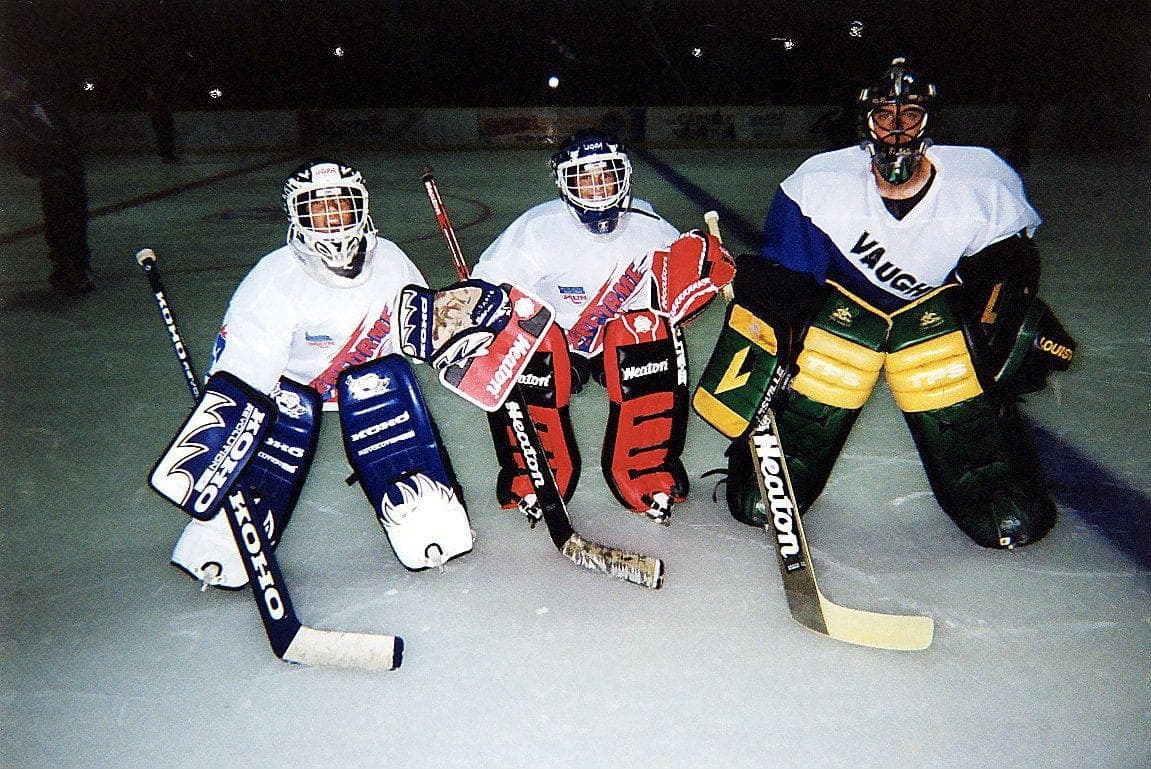 Roberto Luongo en compagnie de ses frères Fabio et Leo. Les trois ont été gardiens de but au hockey.