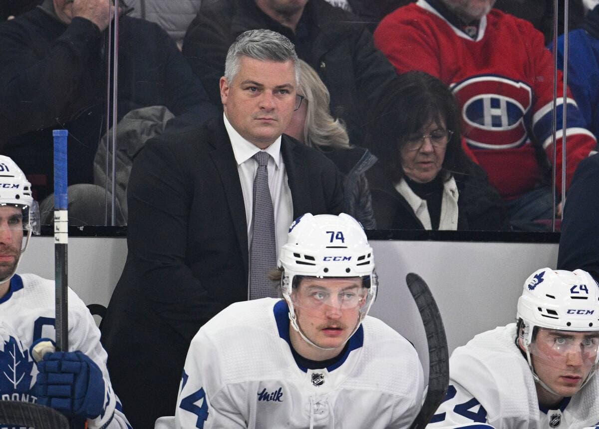 L’entraîneur-chef Sheldon Keefe (TOR) lors de la première période du match de hockey de la LNH entre les Maple Leafs de Toronto et le Canadien de Montréal au Centre Bell le samedi 9 mars 2024. Photo Martin Chevalier.