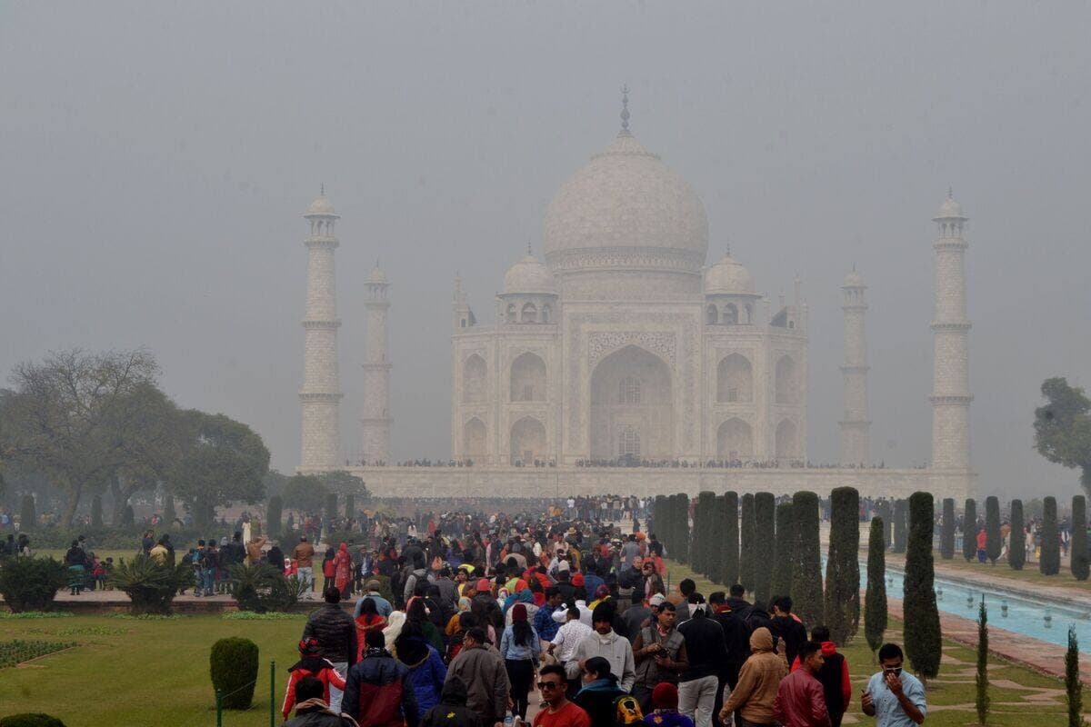Le Taj Mahal, en Inde, enveloppé d'une épaisse couche de smog.