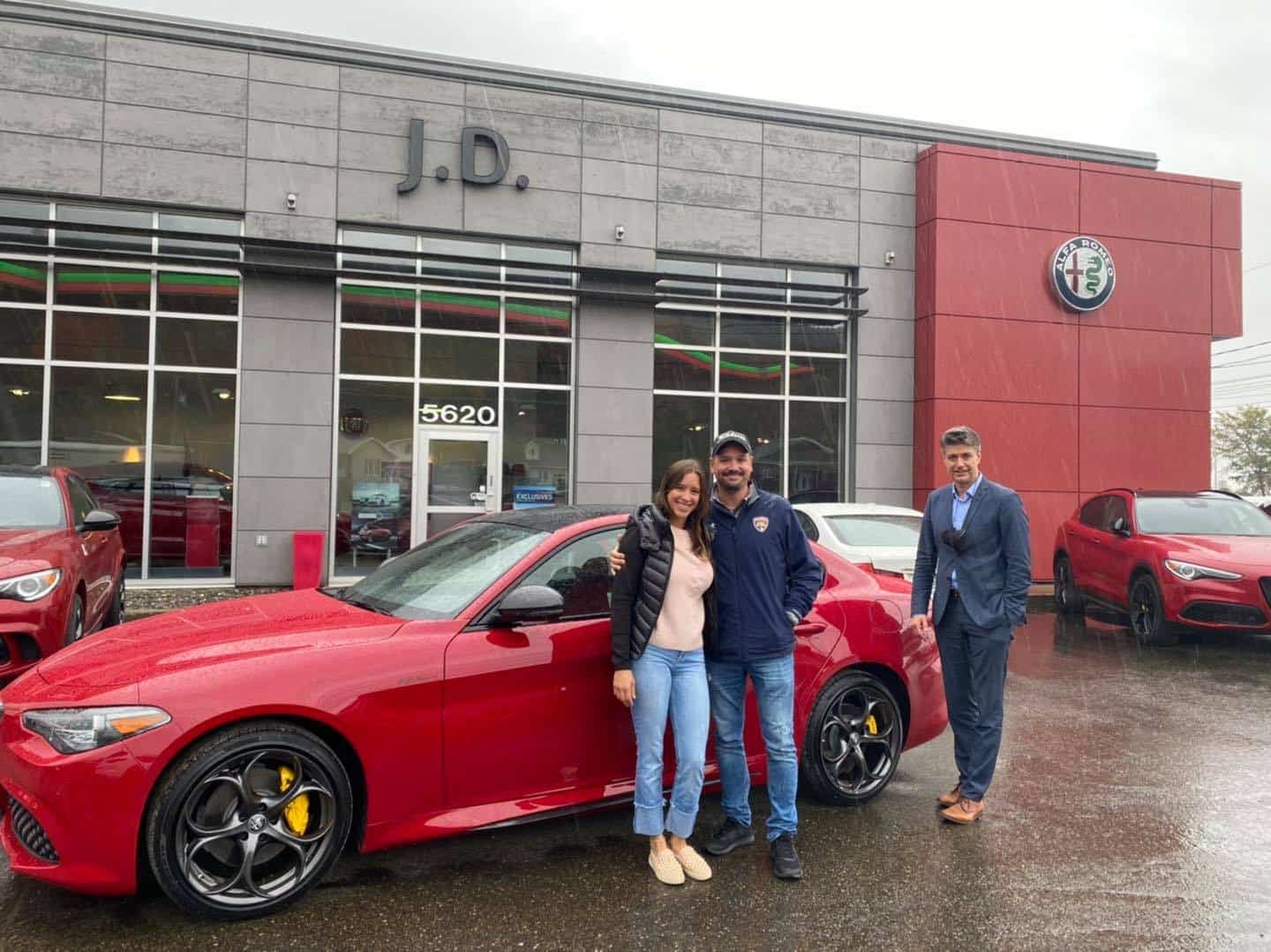 En des temps plus heureux, Stéphanie Dupuis-Chabot recevait les félicitations du concessionnaire Alfa Romeo de Québec pour l’acquisition d’une Giulia Ti Carbon 2020 de couleur rouge Alfa, à l’occasion de l’anniversaire de son conjoint, Dave Leclerc.