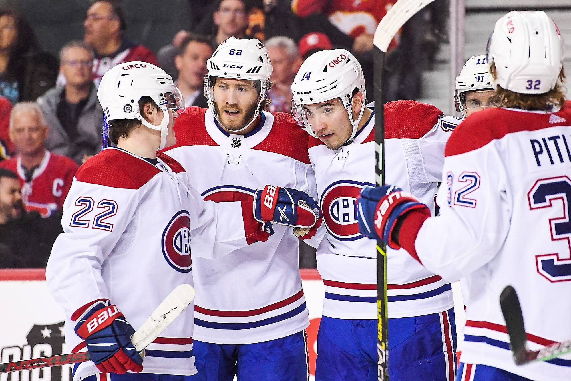 Cole Caufield et Nick Suzuki, qu’on voit en compagnie de Mike Hoffman, sont la nouvelle garde du CH.