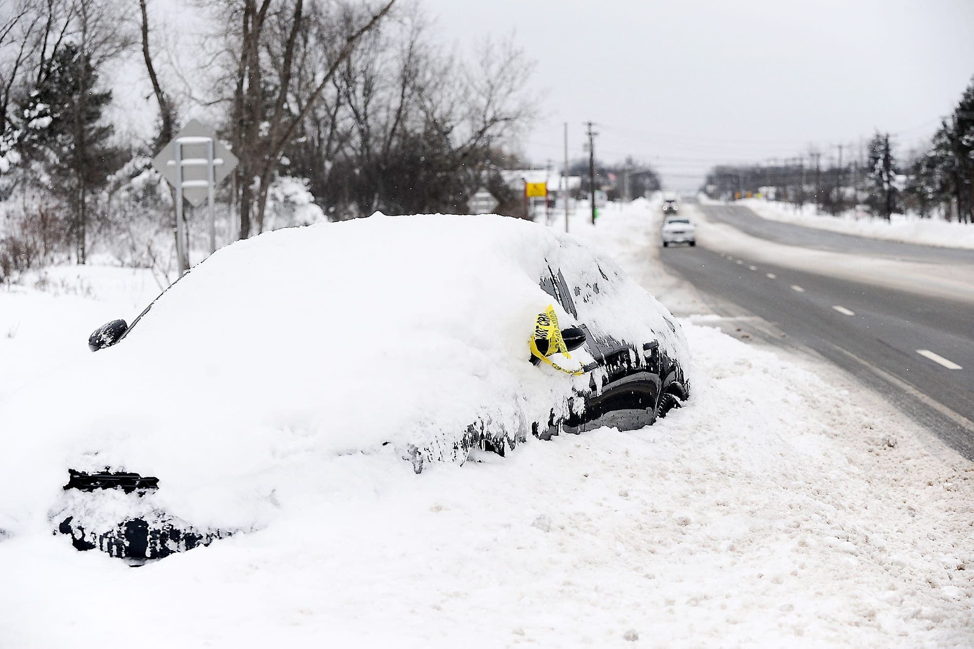 Cette voiture est recouverte de neige et de glace après avoir été laissée par son propriétaire sur le bord d’une route, à West Seneca, en bordure de Buffalo.