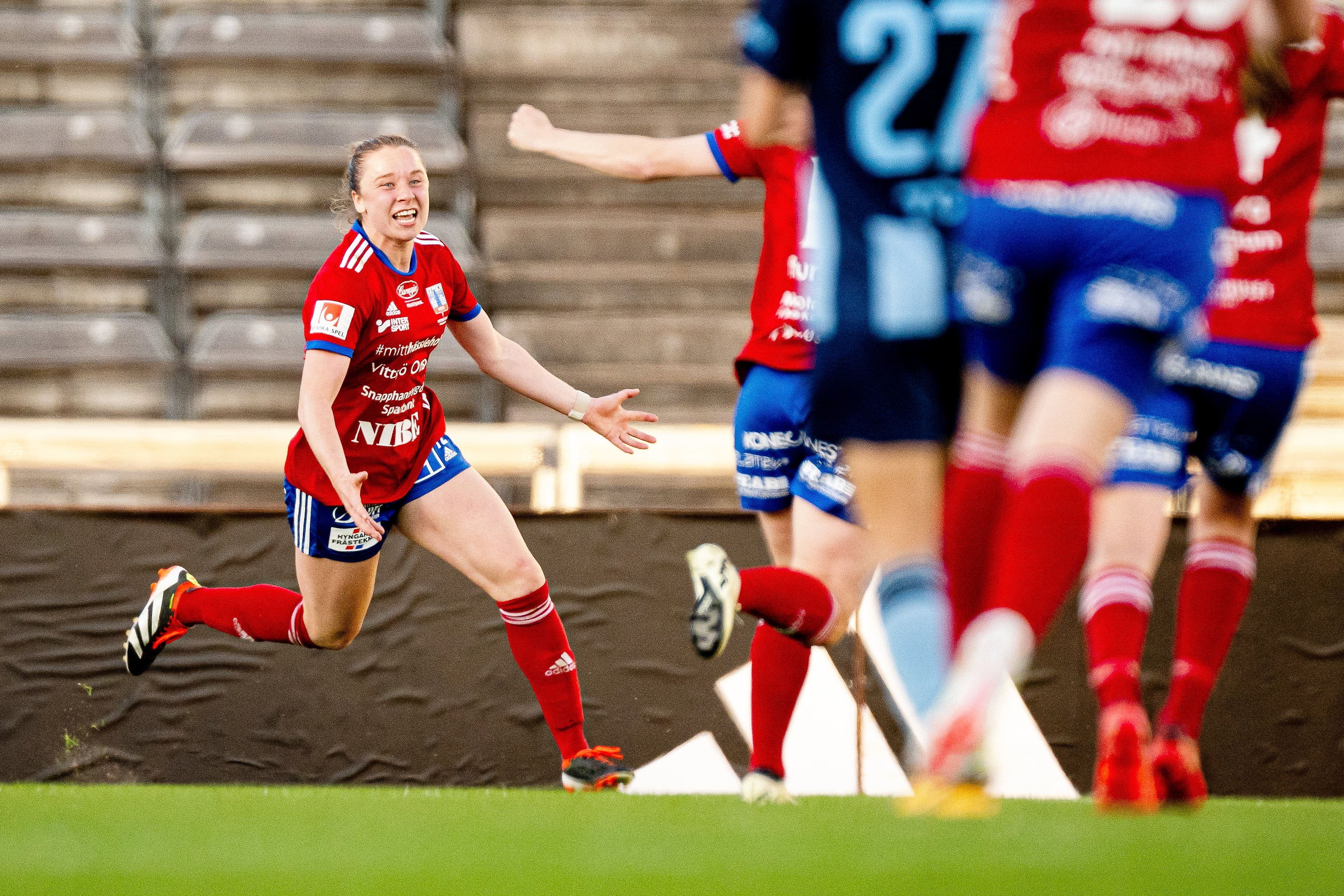 Tanya Boychuk célèbre après avoir marqué un but pour le Vittsjö GIK, dans la ligue Damallsvenskan, en Suède, le 13 mai 2024, à Stockholm.