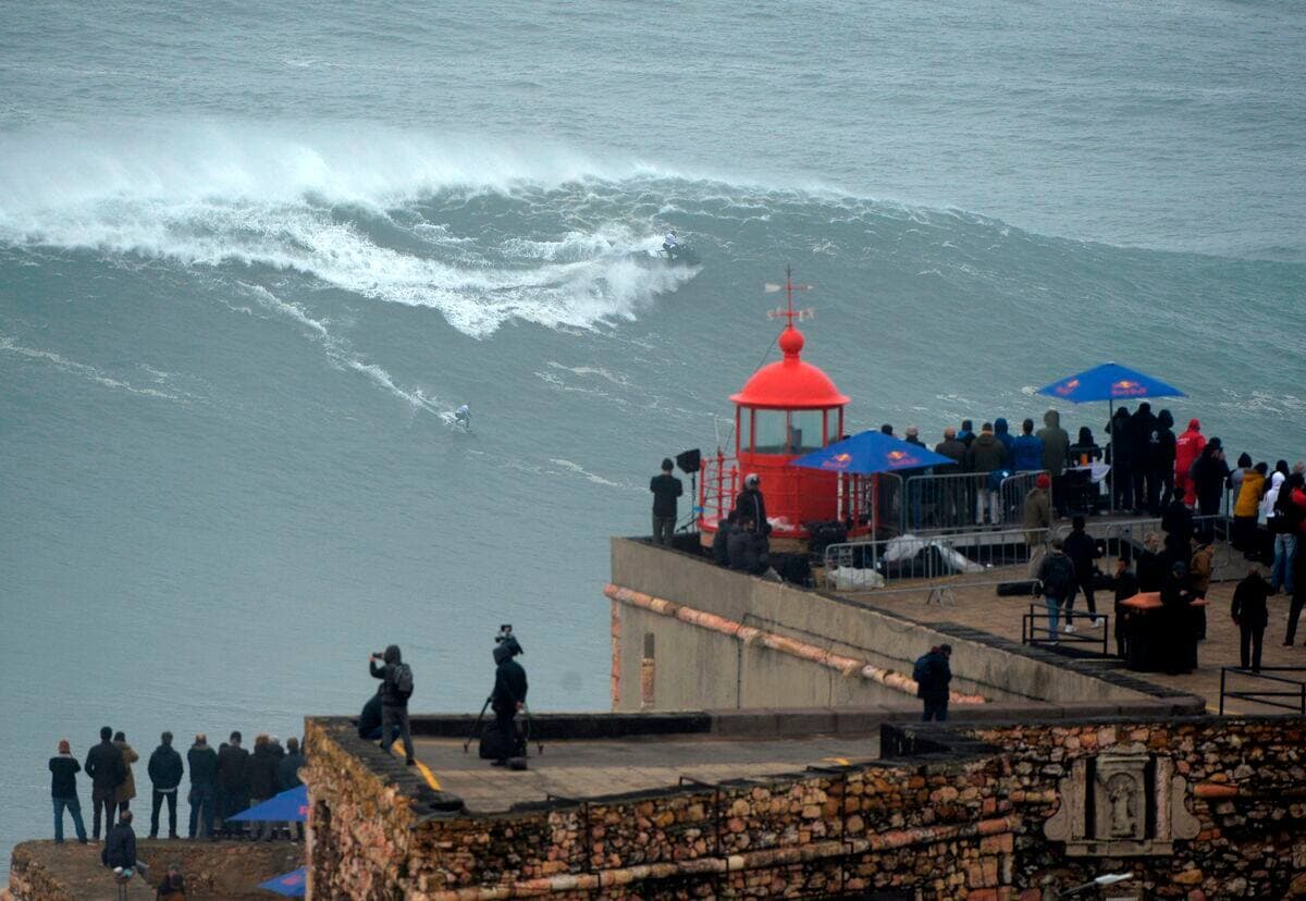 Le surfeur allemand Sebastian Steudtner surfe sur une vague lors des grosses vagues Nazare Tow Surfing Challenge à Nazare, le 11 février 2020. (Photo par MIGUEL RIOPA / AFP)