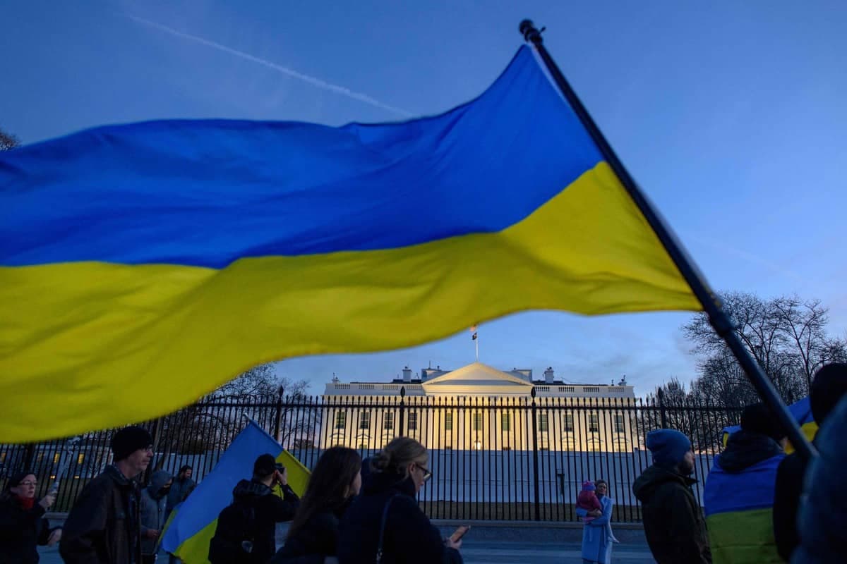 Des manifestants tiennent des drapeaux ukrainiens près de la Maison-Blanche.