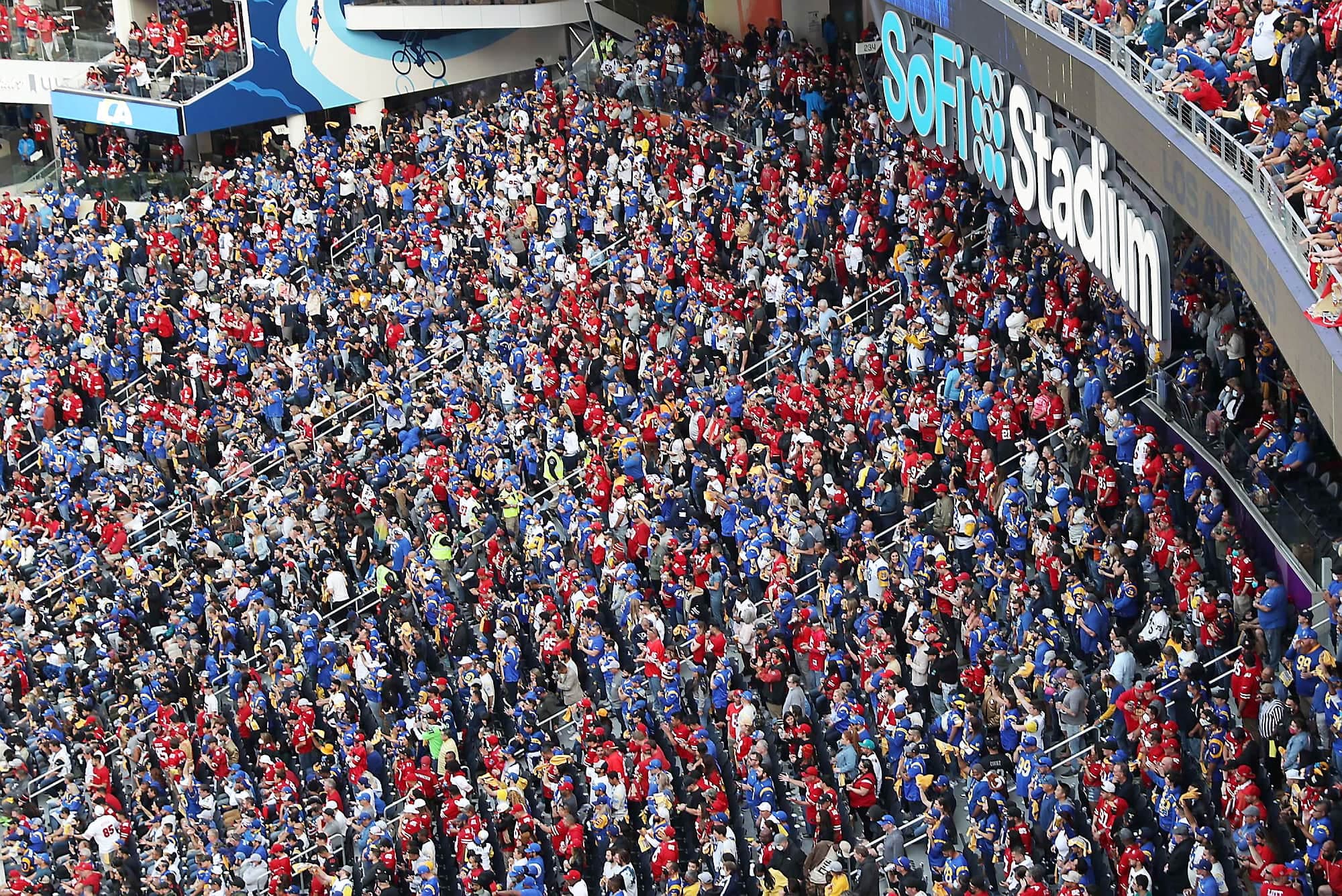 Les mesures sanitaires ont été beaucoup plus contraignantes au Québec qu’aux États-Unis, en janvier. Ainsi, par exemple, chez nos voisins du sud,les amphithéâtres sportifs étaient remplis à pleine capacité. Ci- haut, la foule lors de l’affrontement Rams-49ers, le 30 janvier, à Inglewood, dans l’agglomération de Los Angeles.