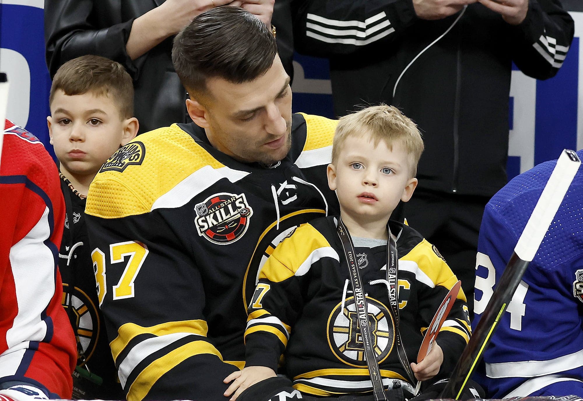 Patrice Bergeron et l’un de ses fils ont passé du bon temps ensemble, vendredi, lors du concours d’habiletés, à Las Vegas.