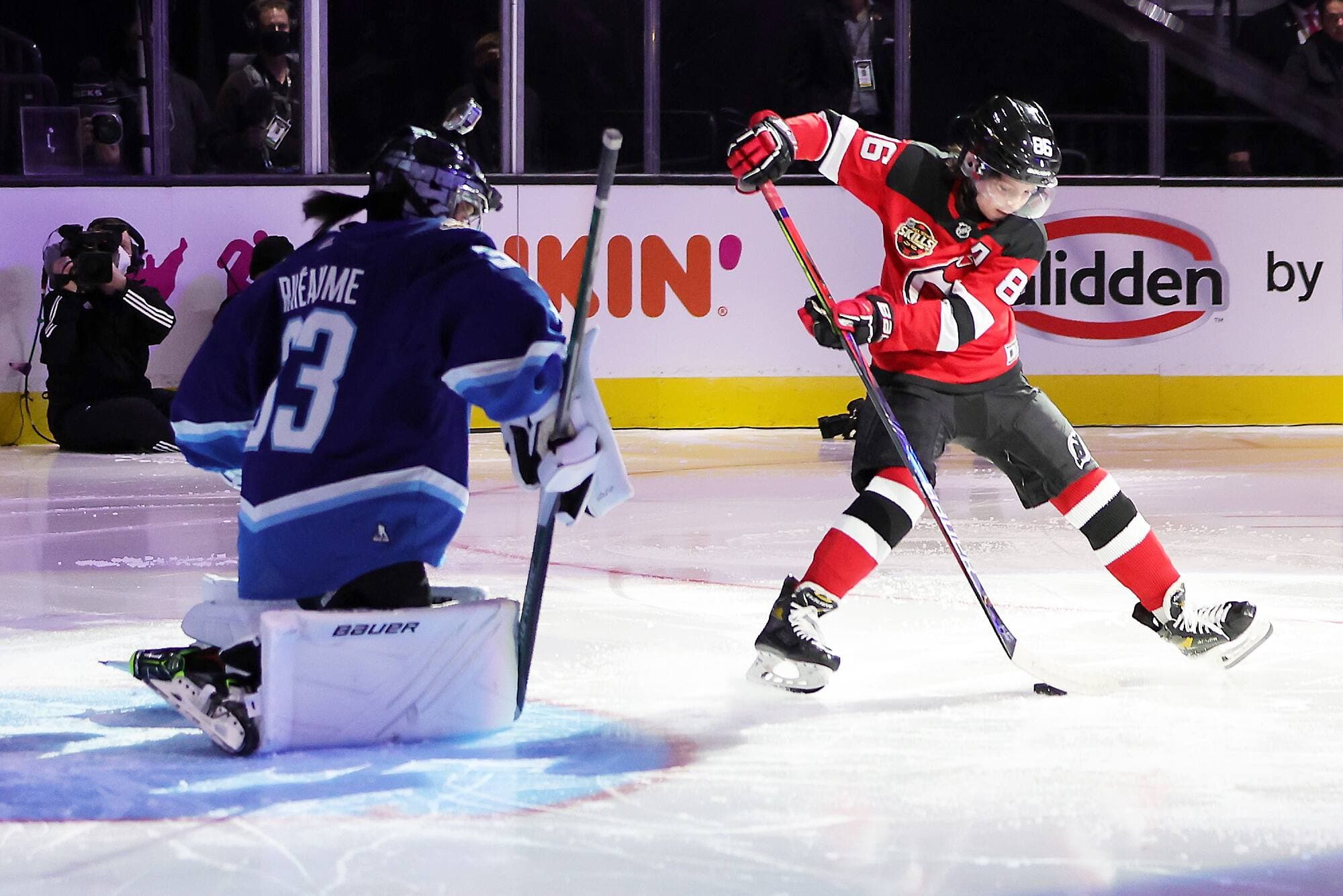 Manon Rhéaume a été généreuse devant le mini Jack Hughes, Brekken Scoppetto.