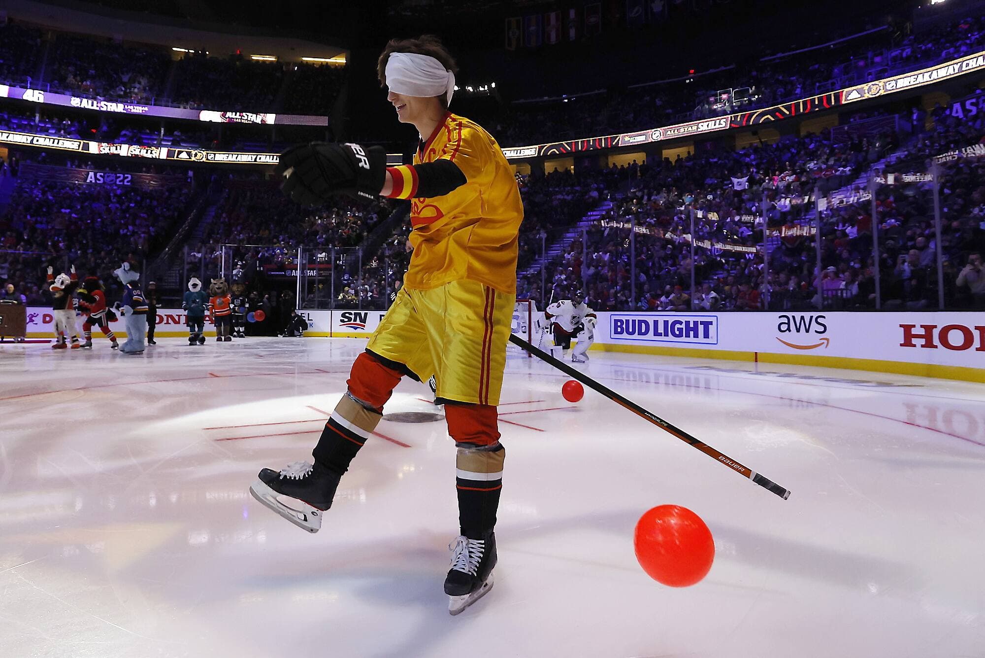 Trevor Zegras, des Ducks d’Anaheim, a encore une fois épaté la galerie en marquant en échappée les yeux bandés.