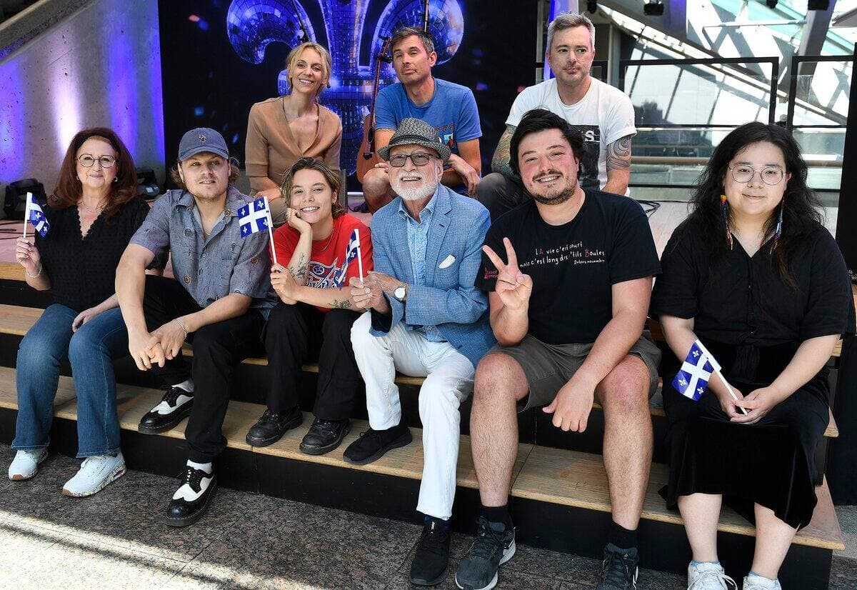 Quelques artistes qui prendront part au spectacle de la fête nationale sur les plaines d'Abraham, le 23 juin. À l'avant, de gauche à droite: Laurence Jalbert, Simon Kearney, Marilyne Léonard, Patrick Norman, Émile Bilodeau et Kanen. À l'arrière, la porte-parole Léane Labrèche-Dor de même que Maxime et Guillaume Beauregard, du groupe Vulgaires Machins.