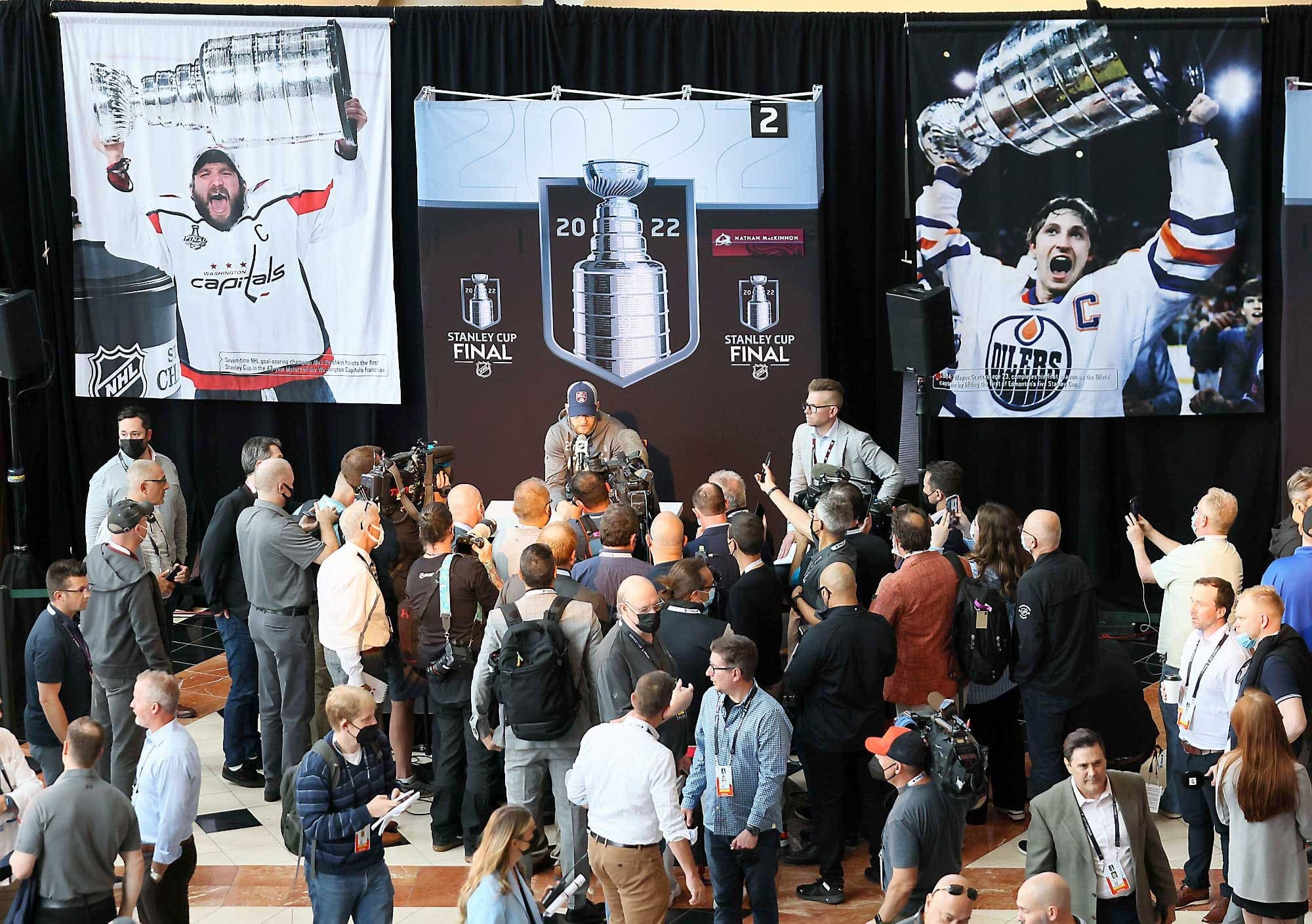 Les journalistes ont eu un accès privilégié aux joueurs, dont Nathan MacKinnon, mardi à Denver, lors de la journée médiatique de la finale de la Coupe Stanley, comme c’était le cas avant la pandémie de COVID-19.