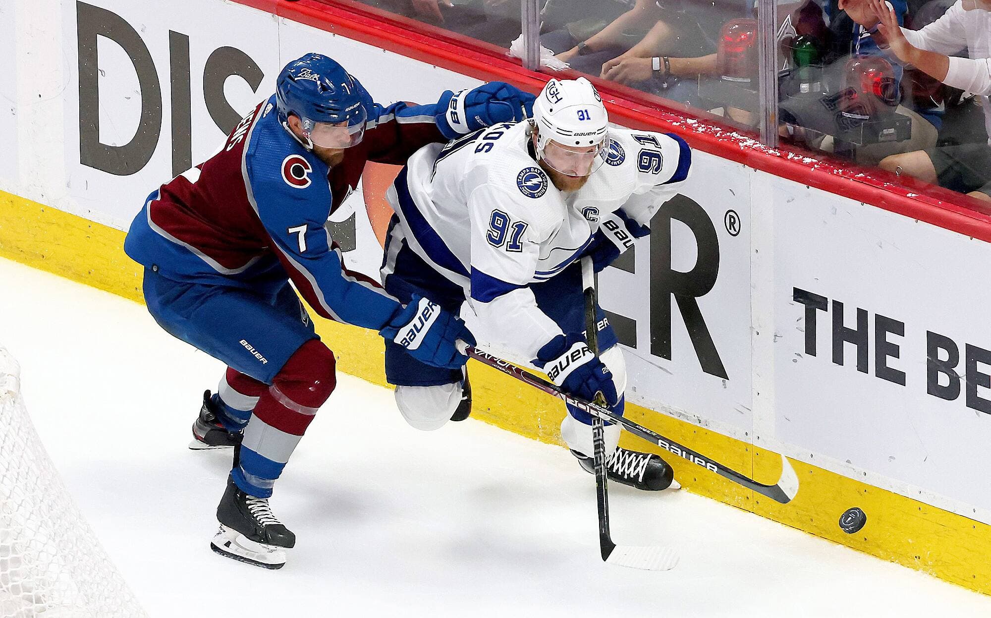 Devon Toews a tenté de freiner Steven Stamkos lors du deuxième match de la finale.