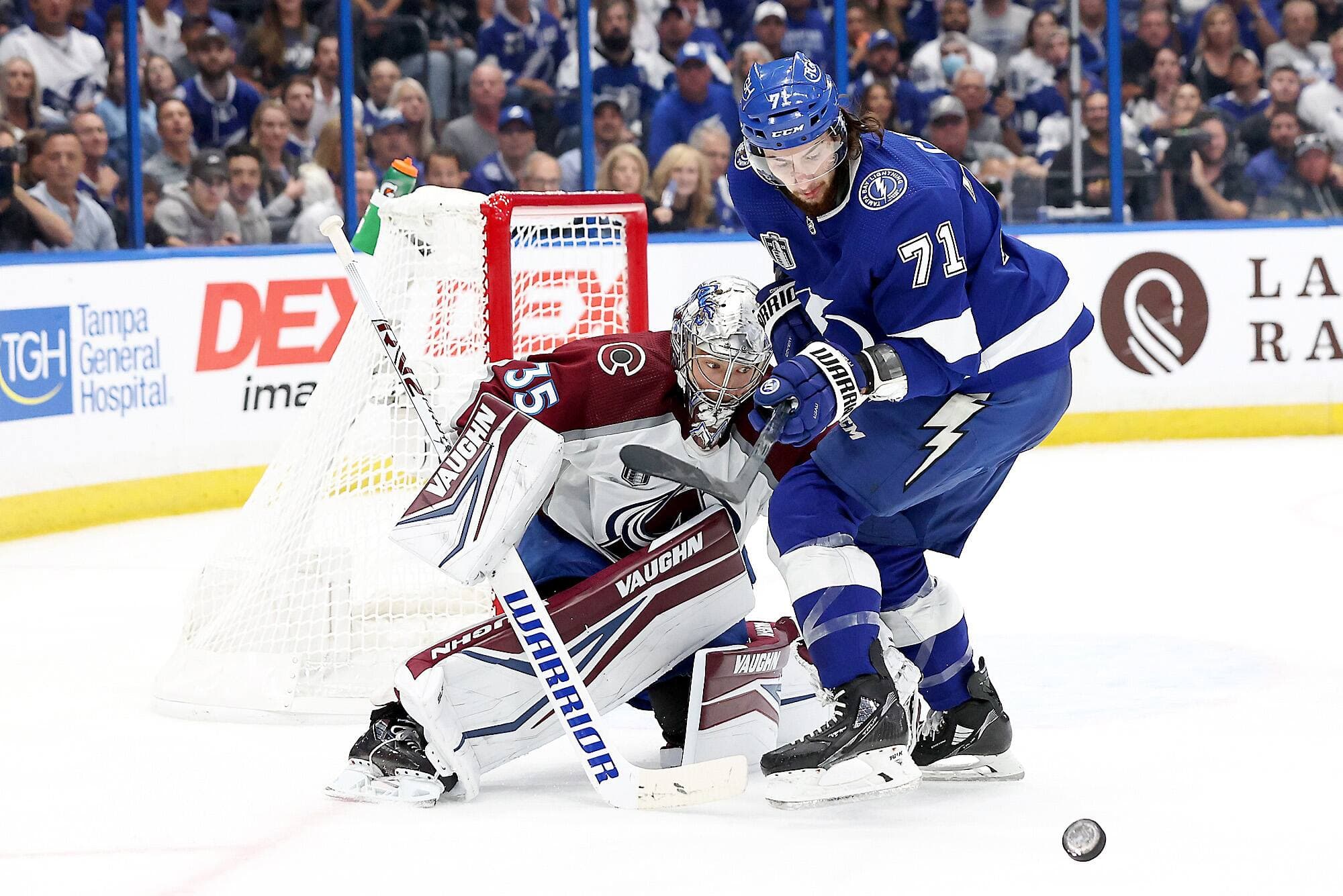 En plus de contrer les efforts des attaquants adverses, Anthony Cirelli ne se fait pas prier pour appuyer l’attaque du Lightning.