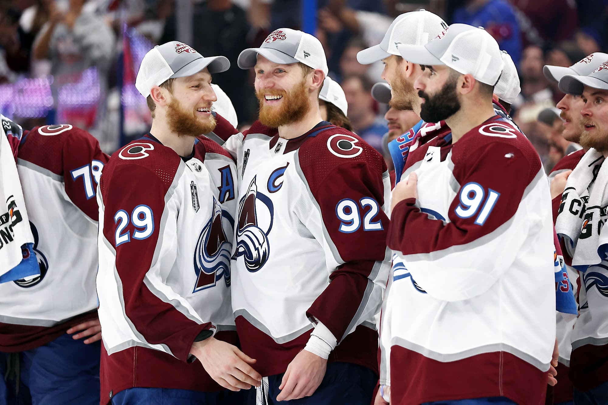Nathan MacKinnon, Gabriel Landeskog et Nazem Kadri avaient toutes les raisons du monde de sourire dimanche.