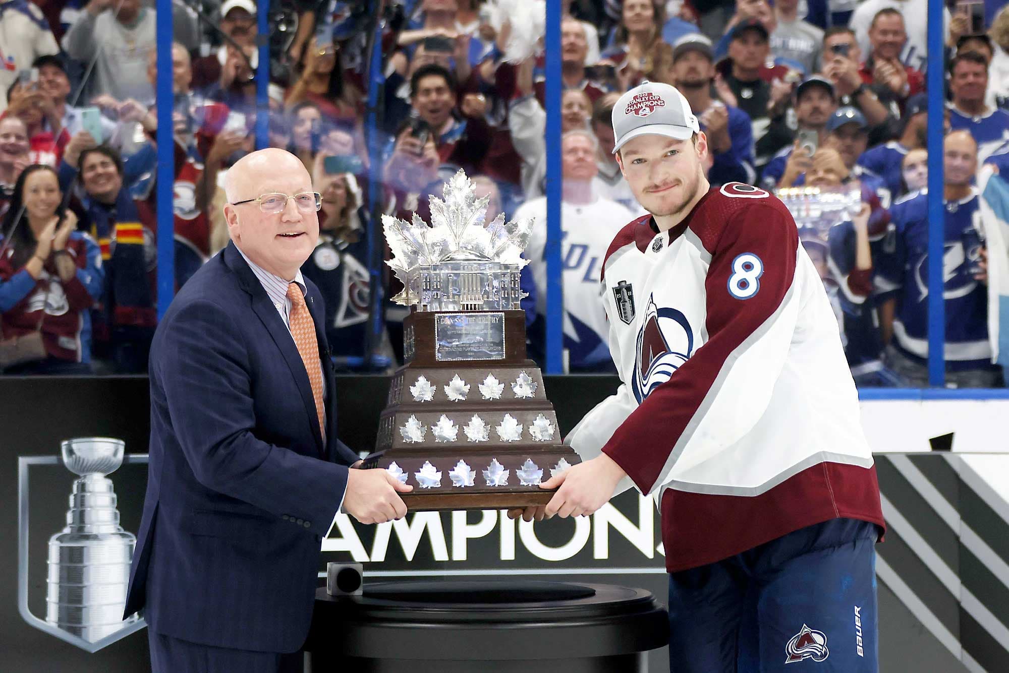 Cale Makar a terminé une formidable saison avec le trophée Conn-Smythe et la coupe Stanley.