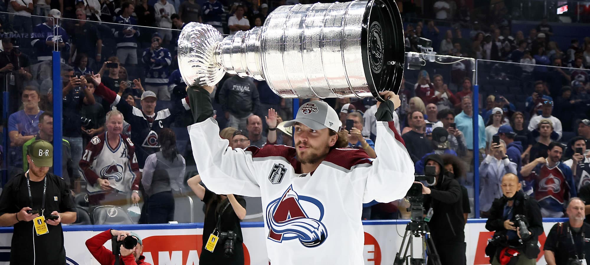 Samuel Girard a soulevé la coupe Stanley dimanche dernier.