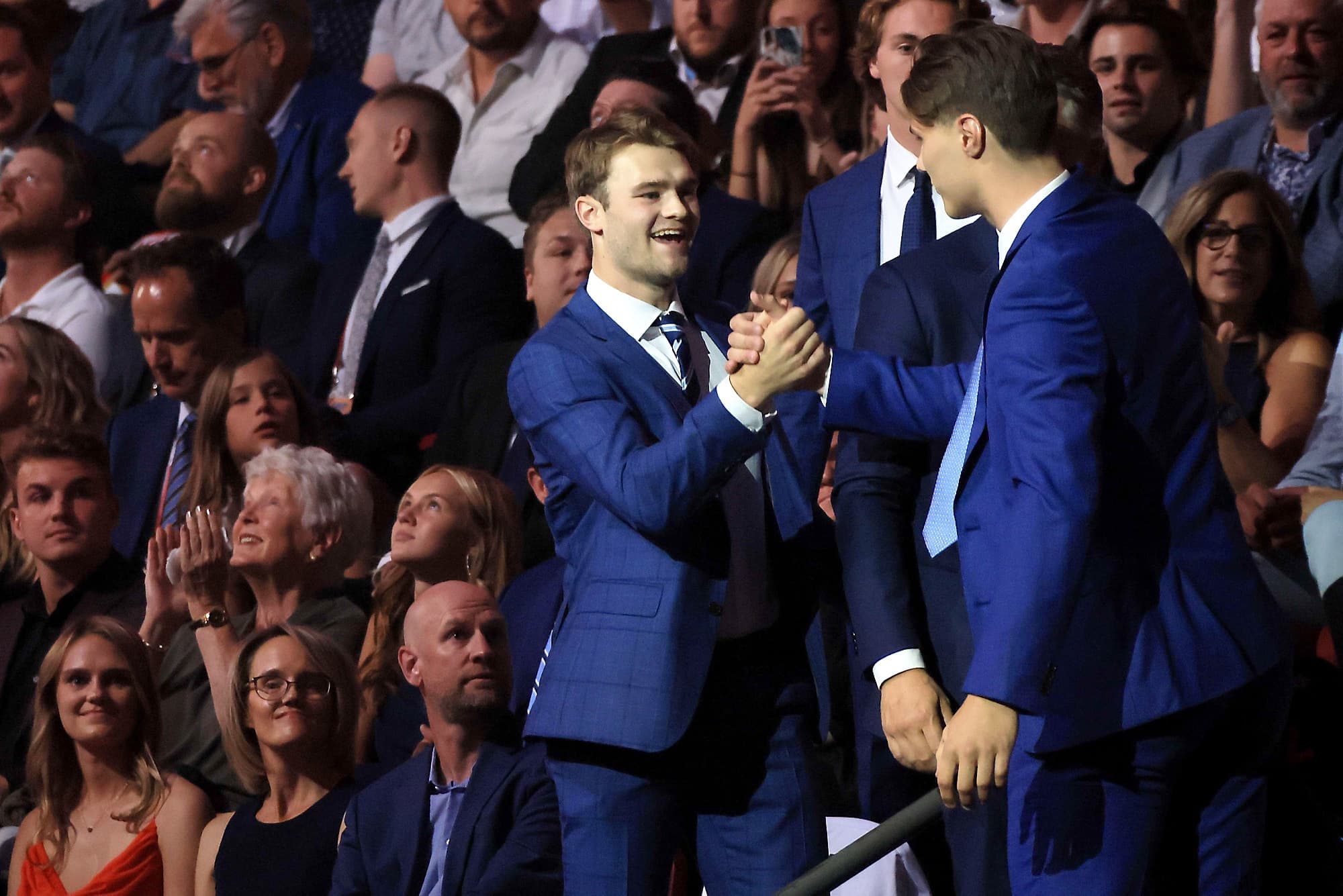 Shane Wright a été bon joueur en serrant la main de Slafkovsky.