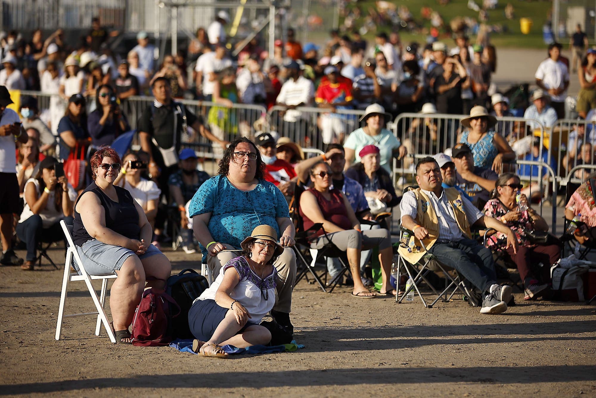 Réunies sur les plaines d’Abraham, des milliers de personnes ont écouté le discours du pape sur les écrans géants.