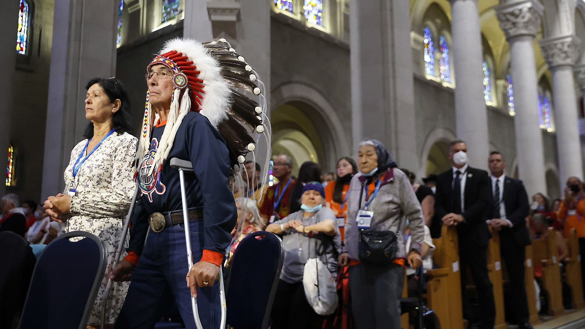Willie Littlechild, grand chef cri d’Edmonton et survivant des pensionnats, assistait à la messe à la basilique Sainte-Anne-de-Beaupré.
